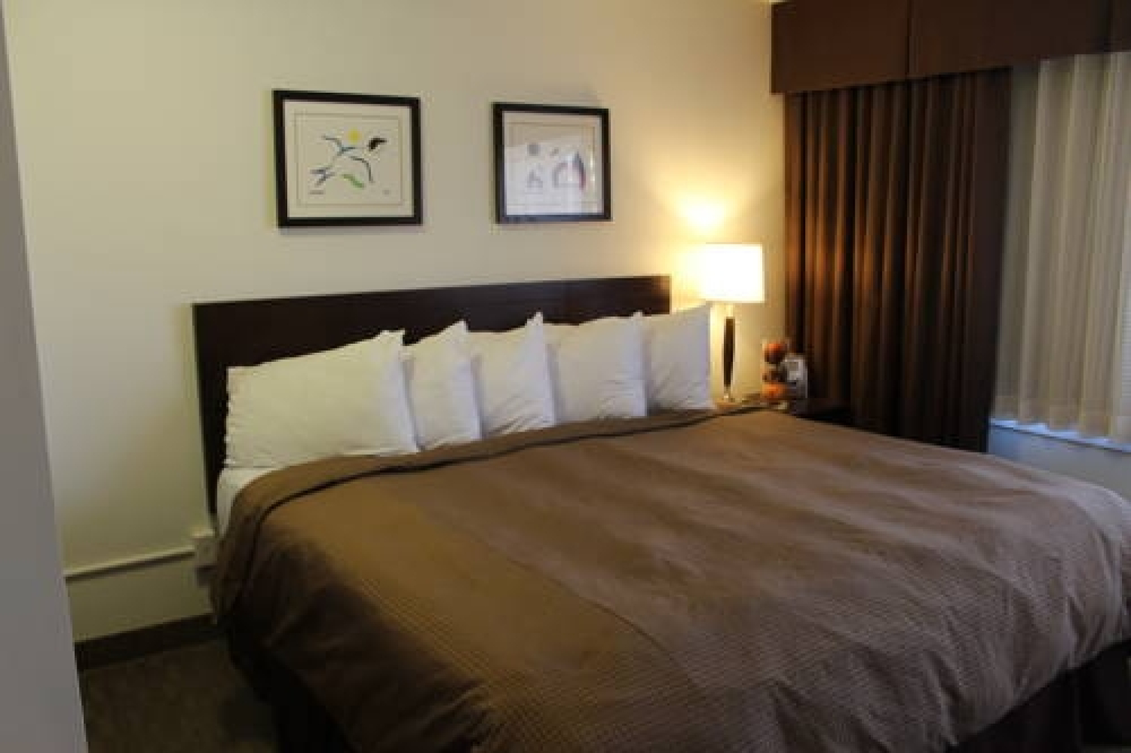 Place Louis Riel Suite Hotel