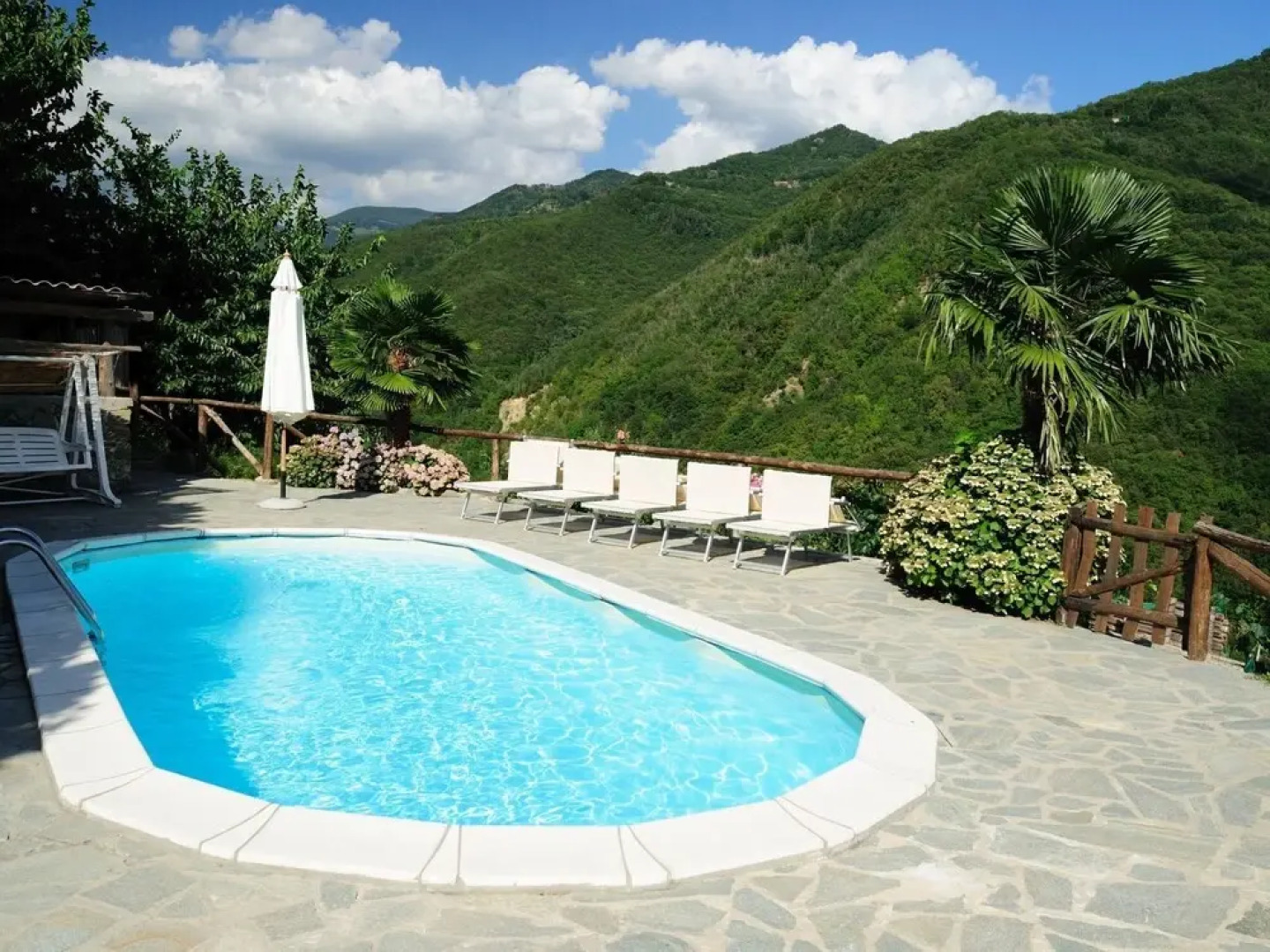 Lovely Farmhouse in Castiglione di Garfagnana with Hot Tub