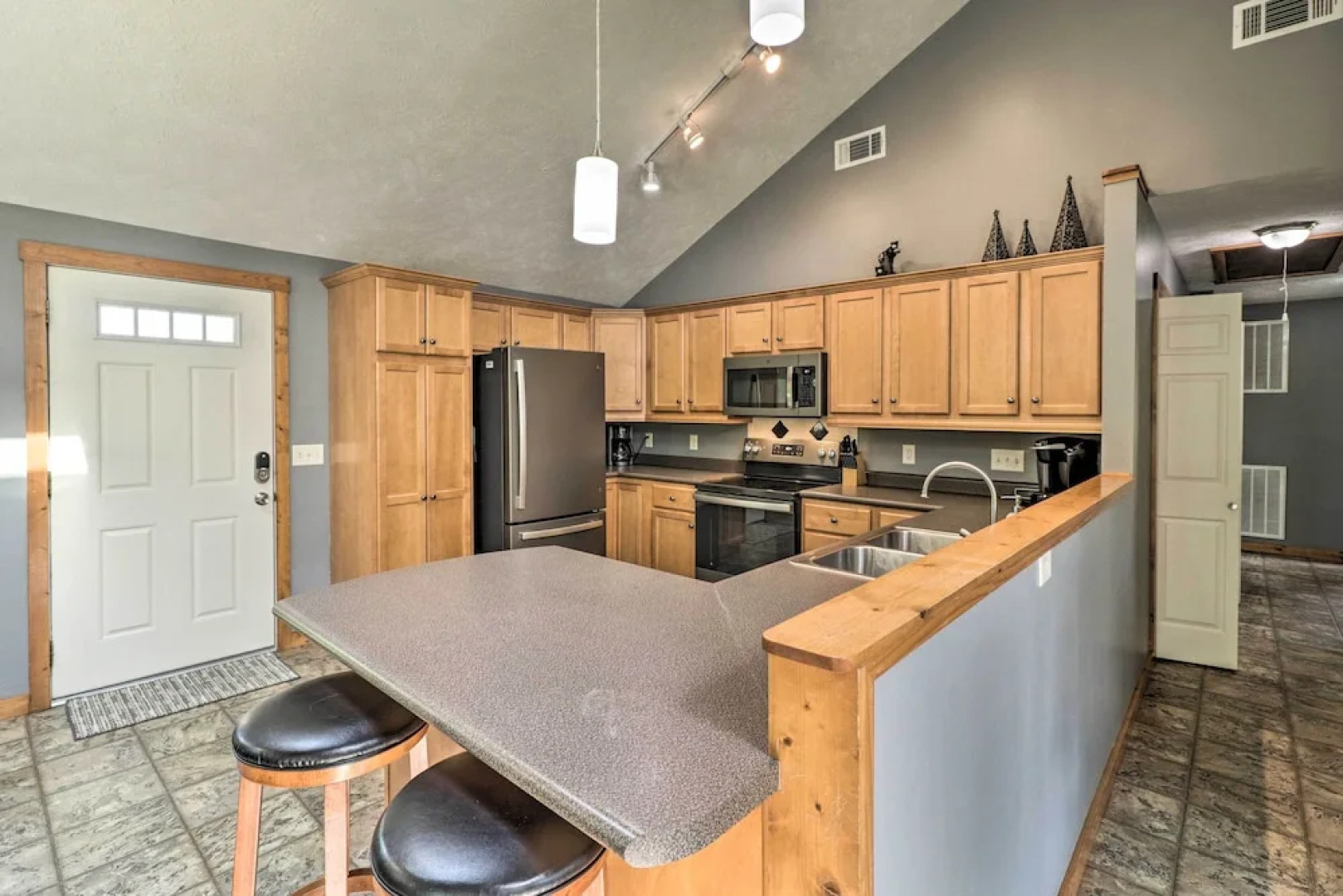 Mountain Home Cottage w/ Deck on White River!