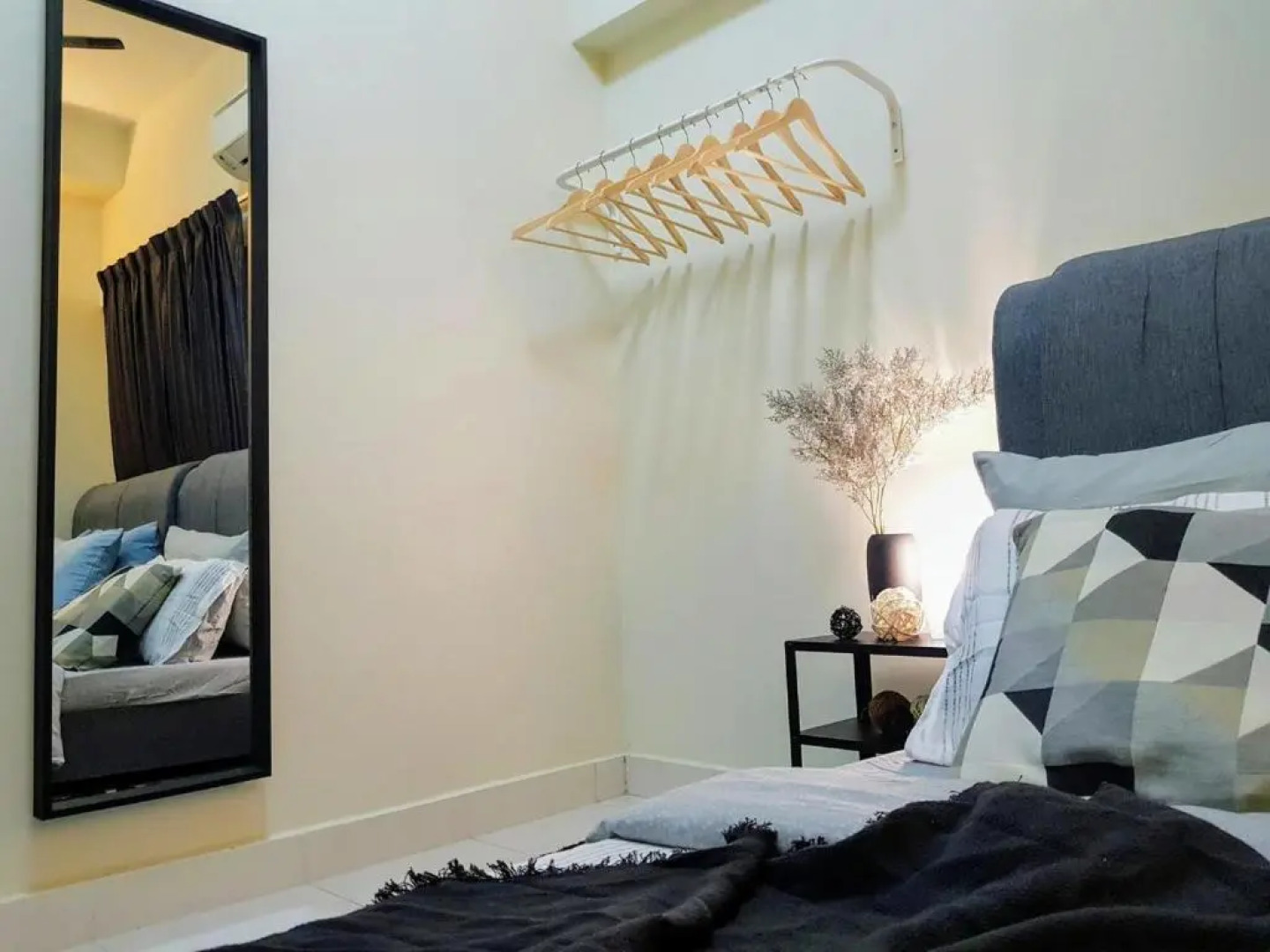 Puchong Setiawalk 8-12 pax 5min LRT Cozy Apartment