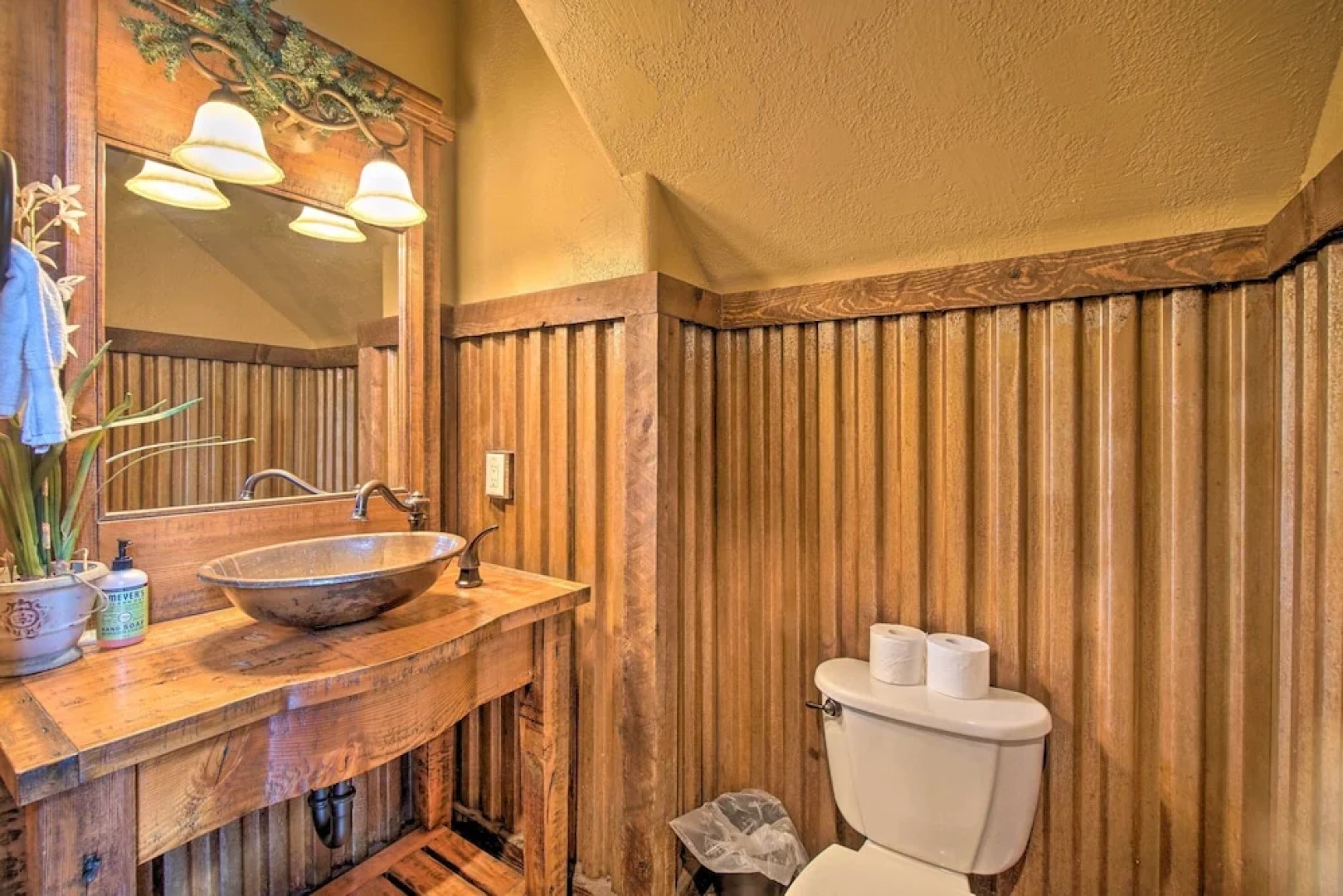 Luxe Mccall Cabin w/ Hot Tub ~ 8 Mi to Skiing