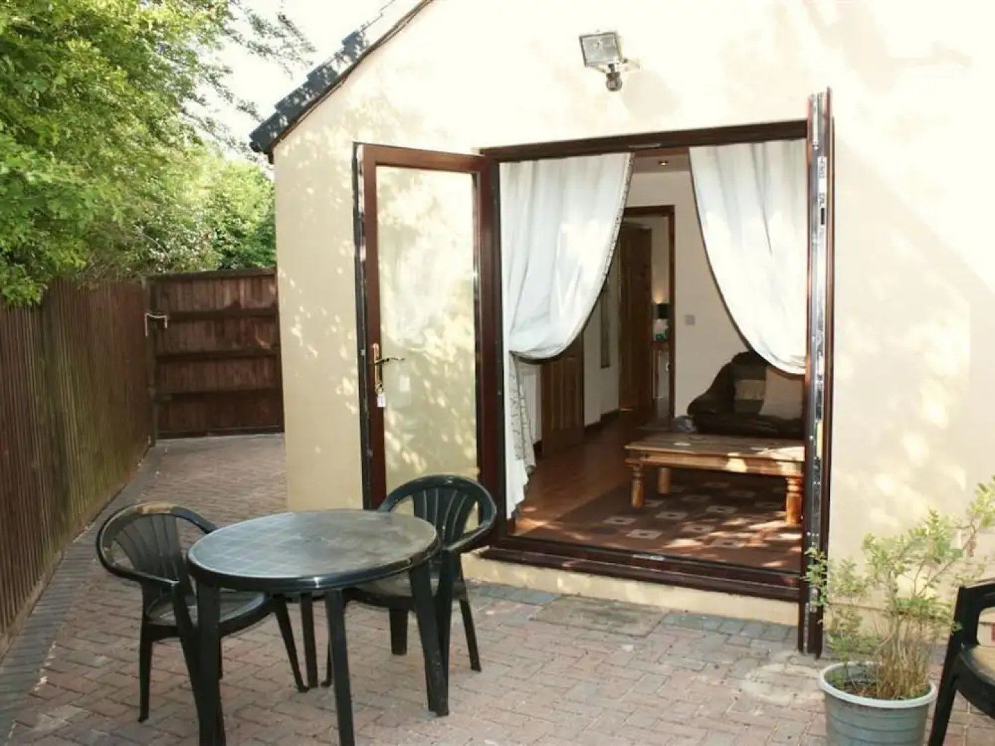 Holiday Home With French Doors to Sunny Terrace and Private Parking