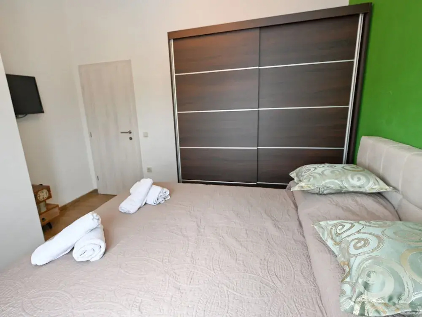 Home With Swimming Pool & Outdoor Kitchen