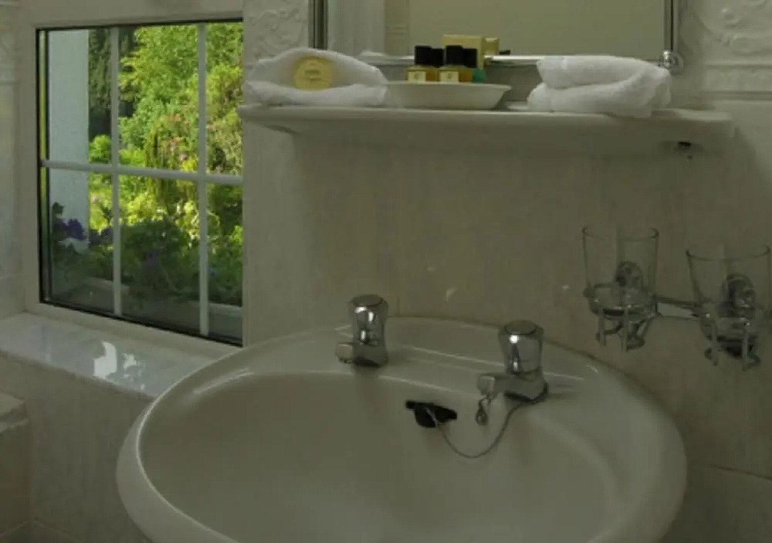 Ross Lake House Hotel