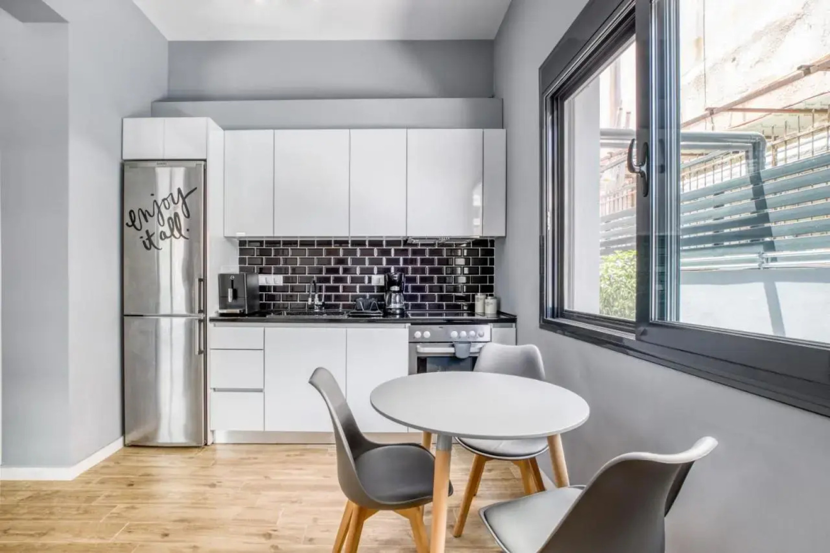 Spacious flat with courtyard and private parking!