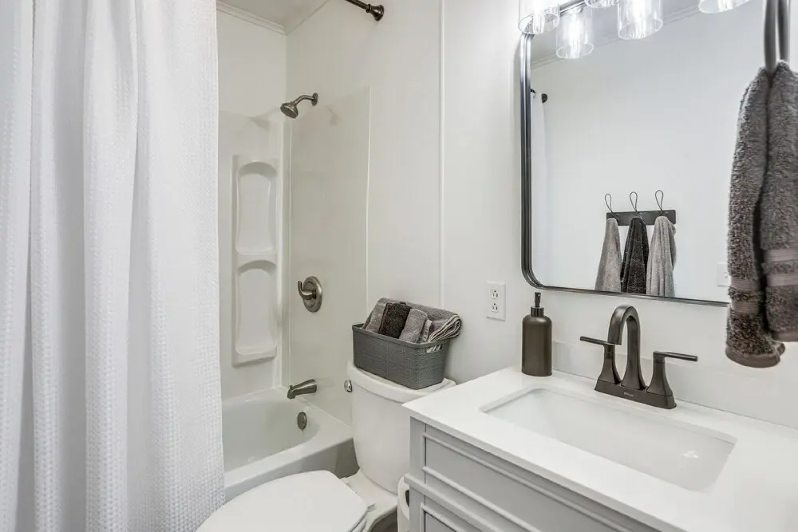 Waterfront Port Clinton Cottage: 5 Mi to Lake Erie