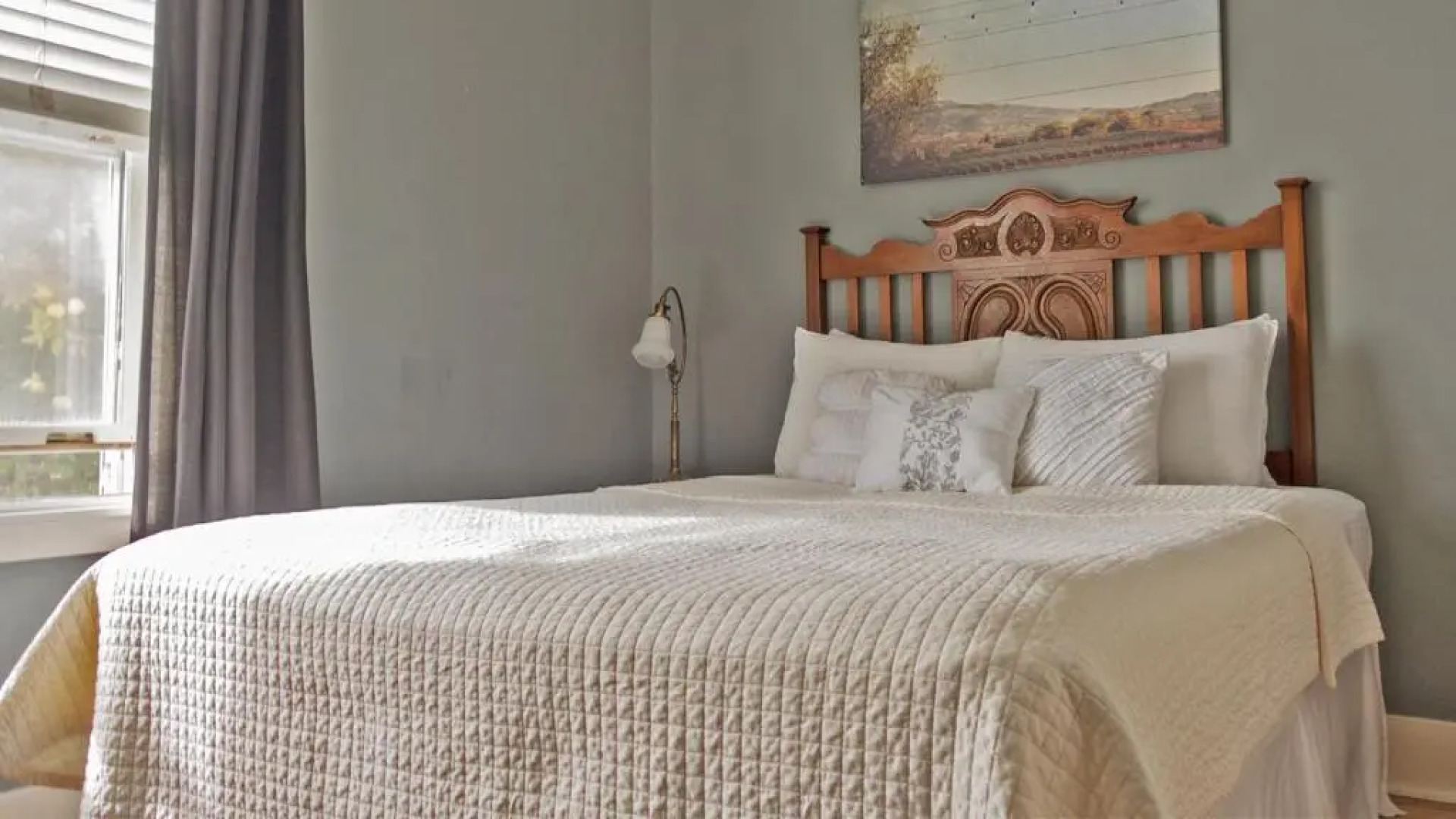 Cinnamon Bear Creekside Inn