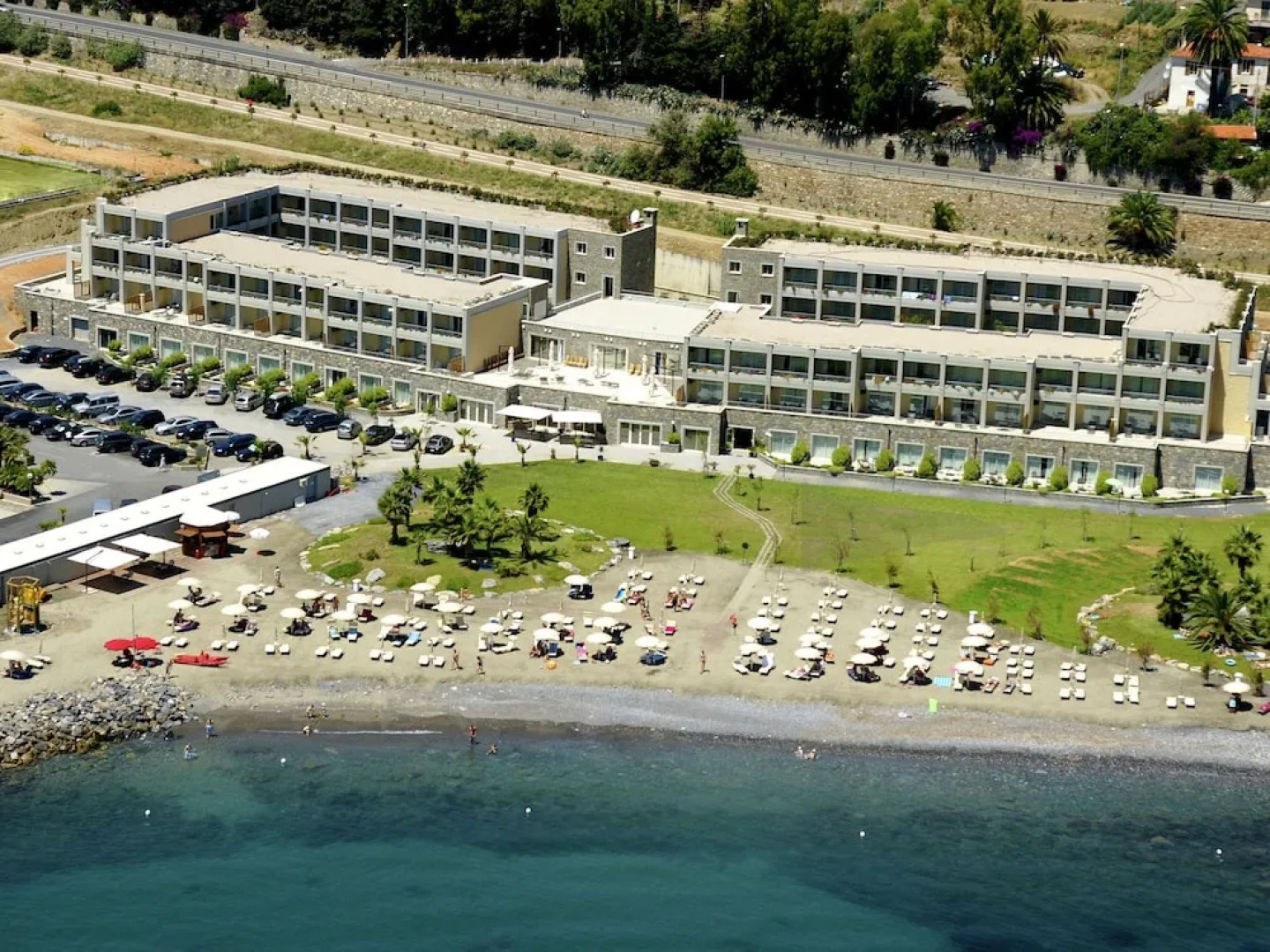 Comfortable Apartment With AC, Terrace or Balcony by the sea