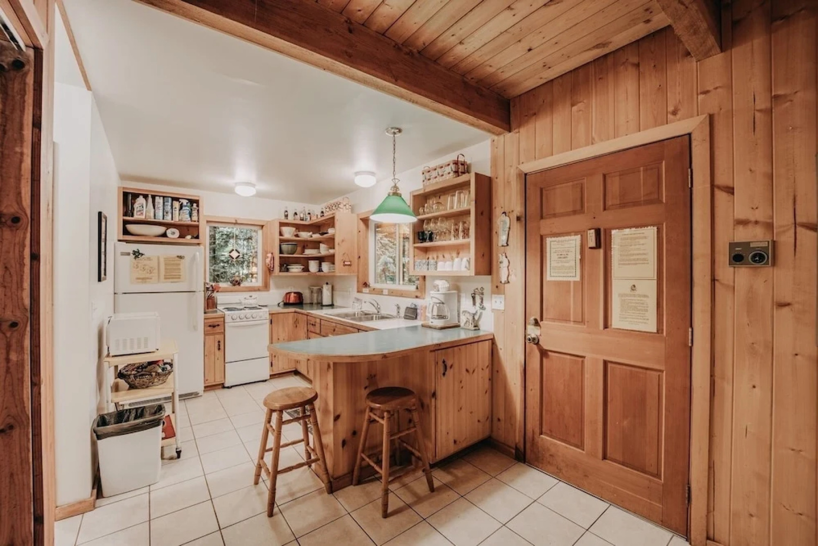 32mbr - Bbq - Pets Ok - Wood Stove - Sleeps 7 3 Bedroom Home by RedAwning