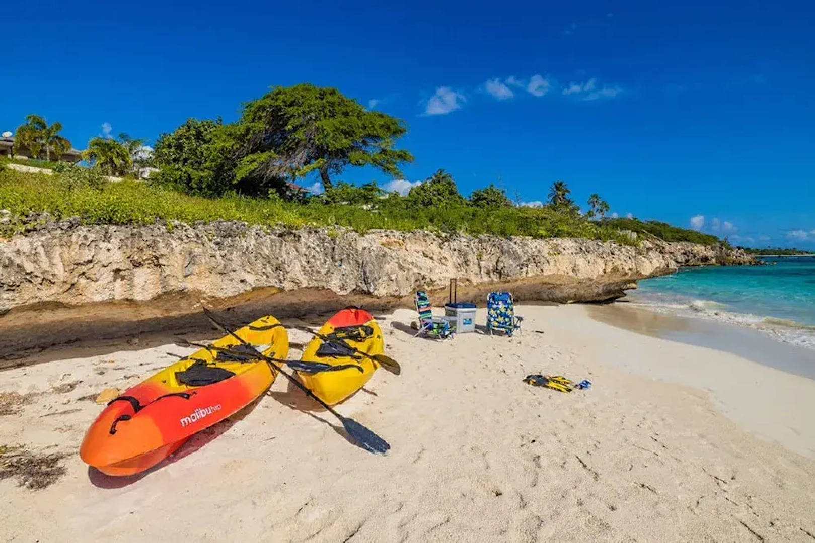 Beachfront Villa w Pool Sleeps 16 Dining Tub