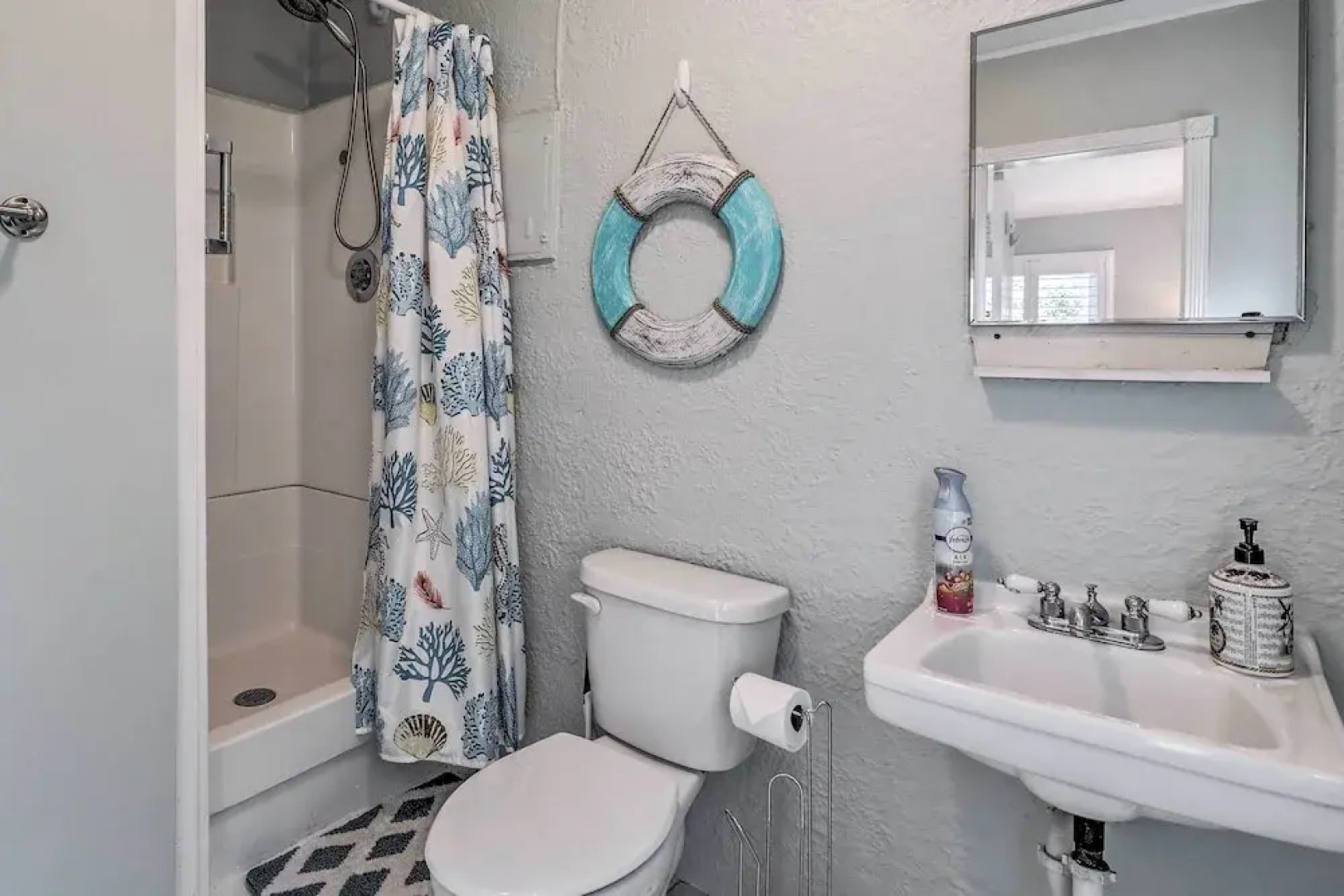 Cozy Crystal Beach Cottage: Walk to Shoreline