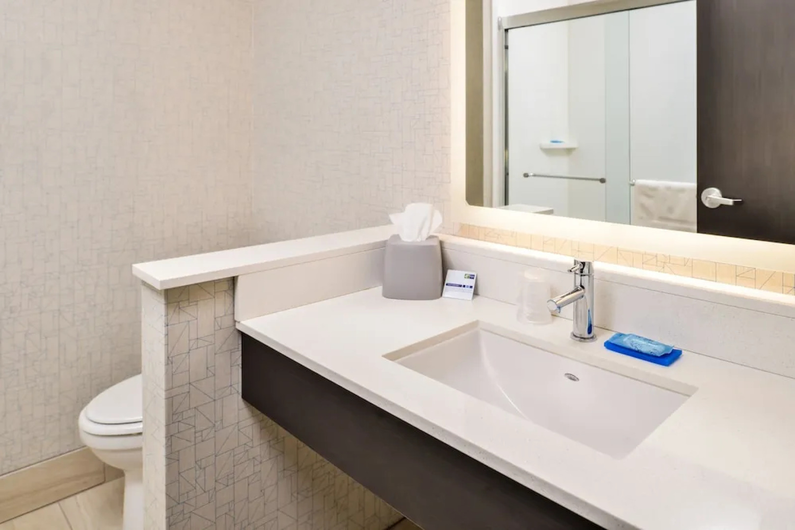 Holiday Inn Express & Suites Kansas City - Lee's Summit, an IHG Hotel