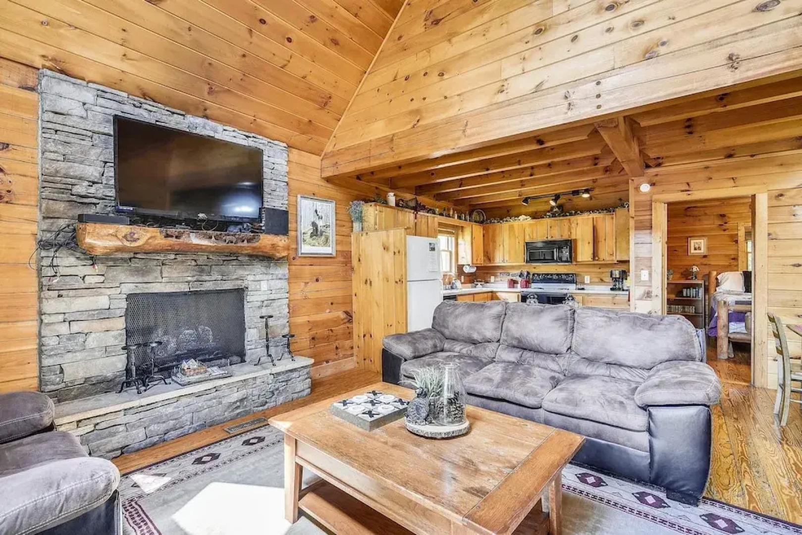 Mountain Serenity 2 Bedroom Cabin by RedAwning