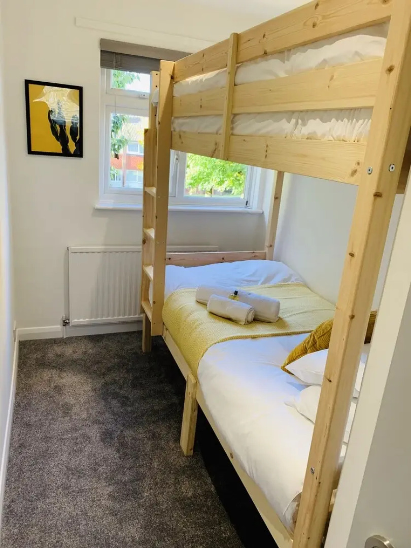 SA Today Farnham with Fibre Wi-Fi & Netflix