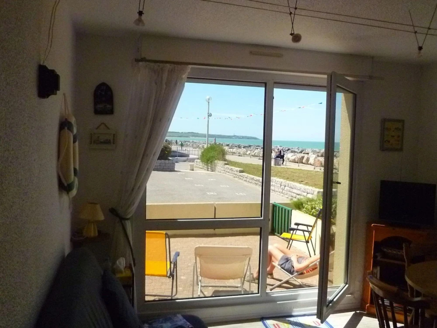 A Pleasant Little Studio Apartment With a Terrace, 30 Metres From the Beach