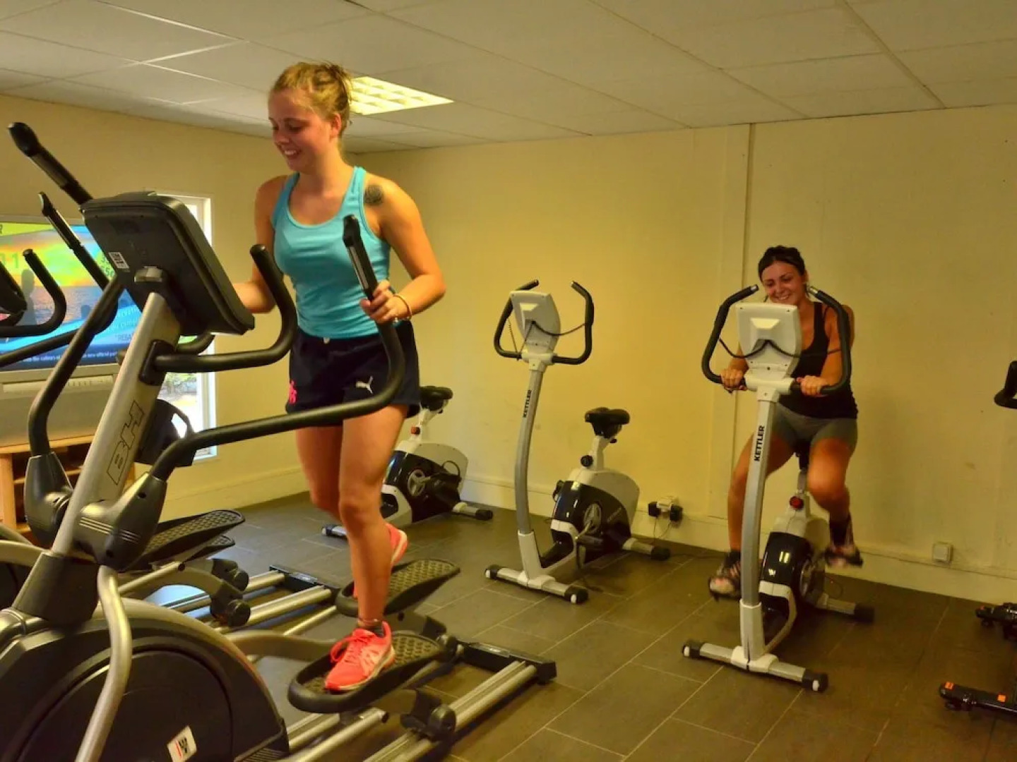 Cozy Mobile Home With Covered Terrace Close to the Beach