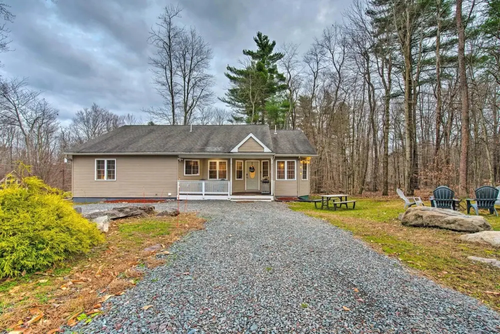 Beautiful Pocono Lake Cottage w/ Game Room!