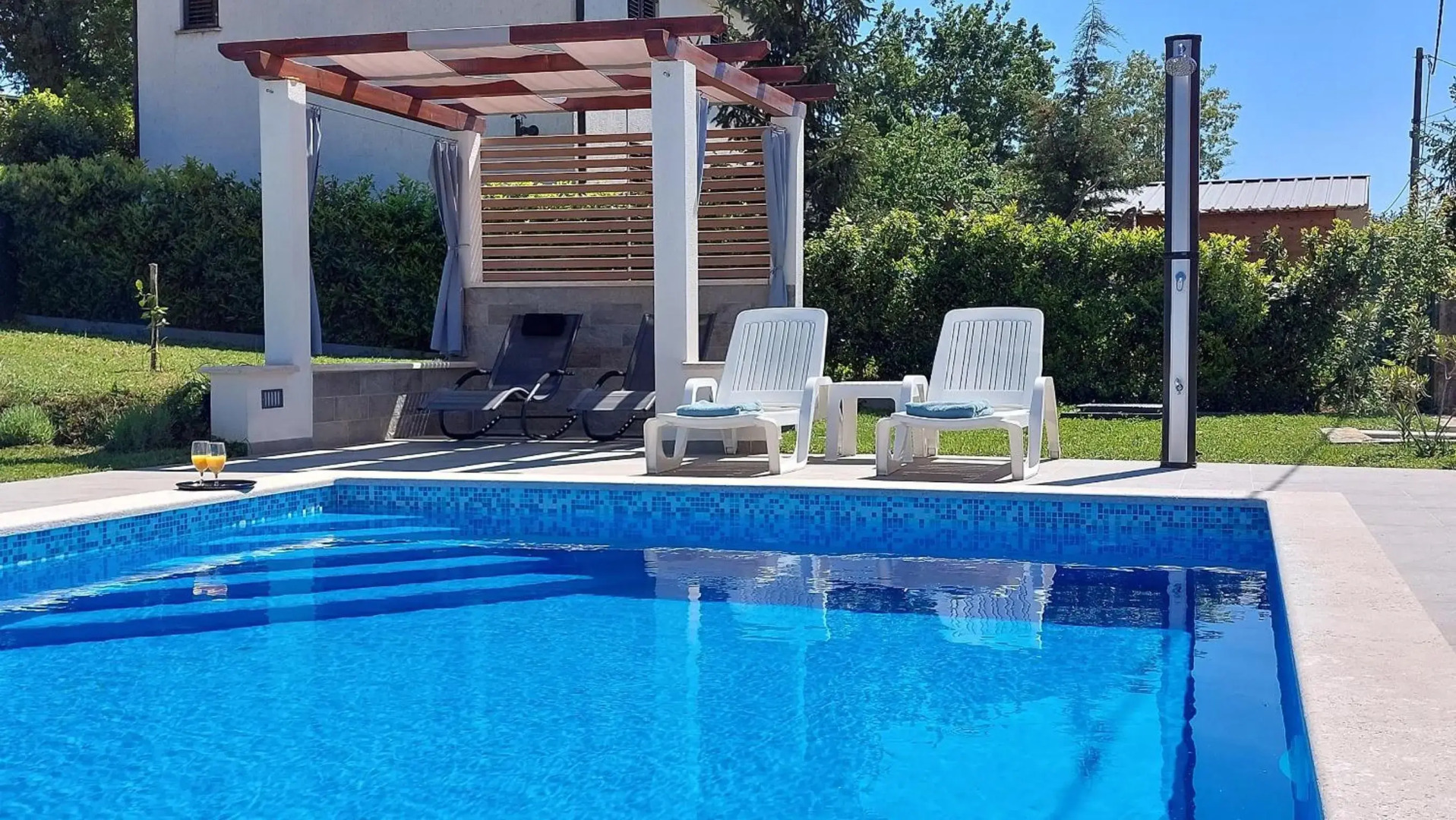 Villa Amoena with pool and sauna near Novigrad