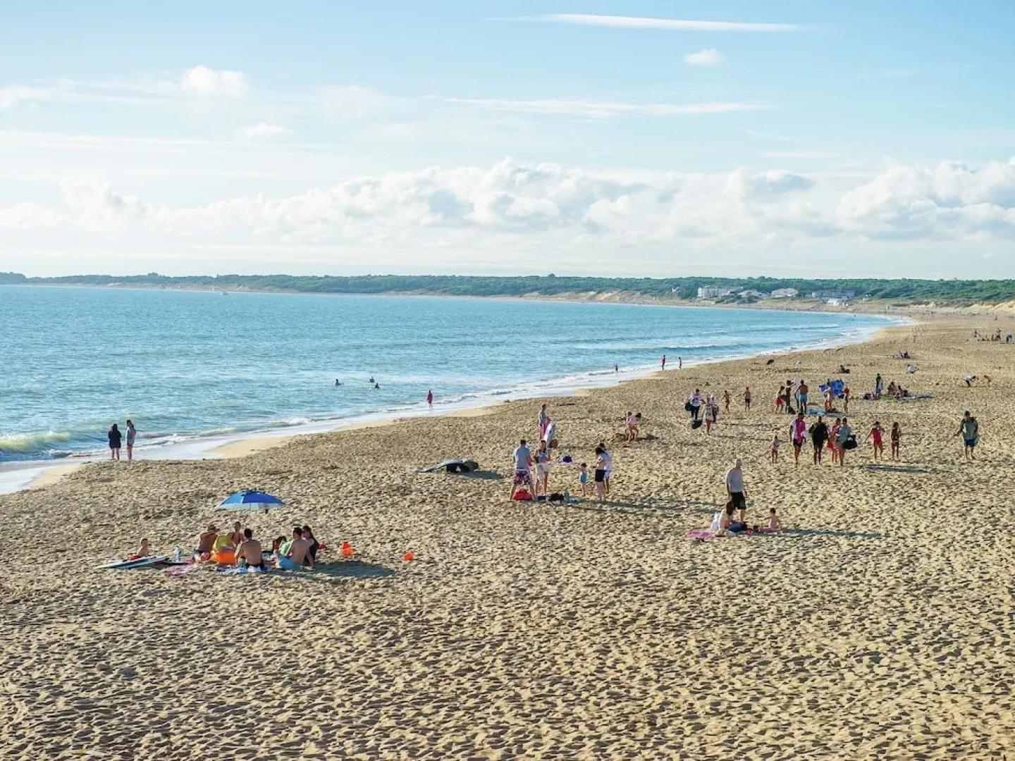 Comfortable mobile home with porch, located near the beach