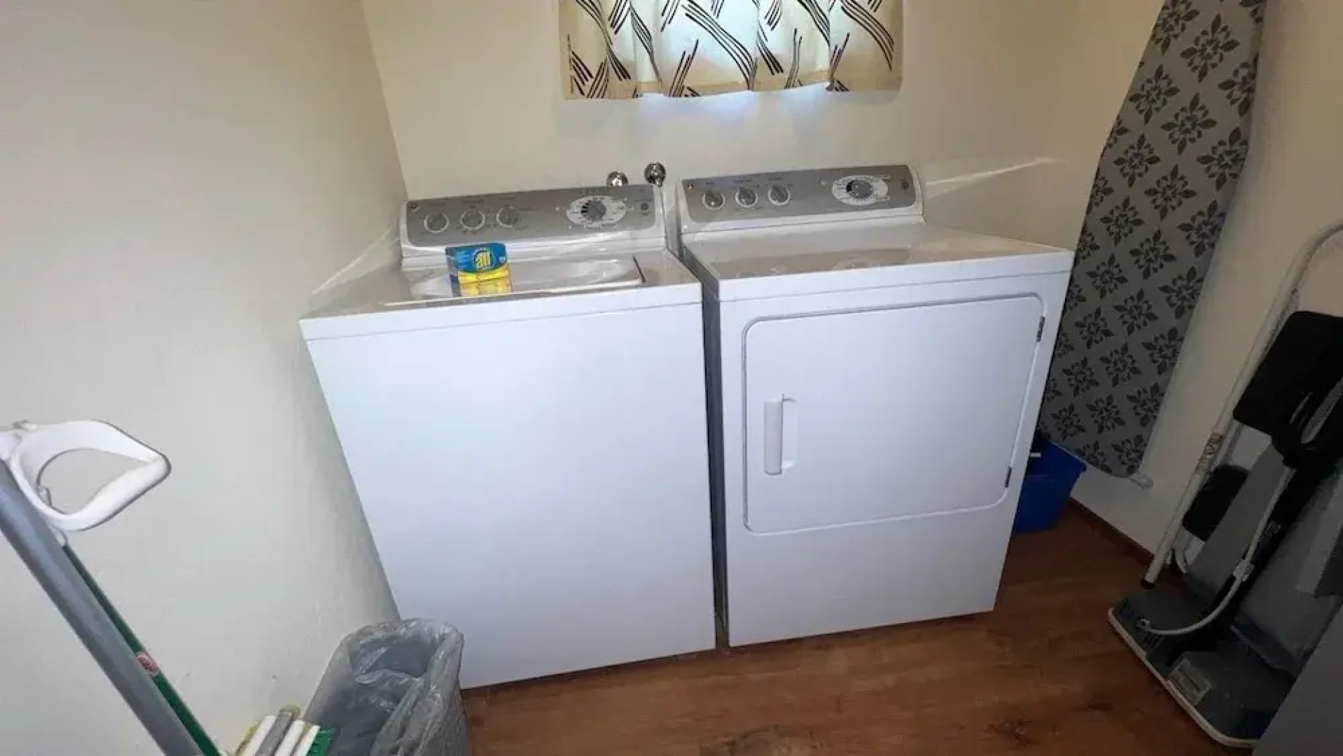 Lake View Glen 4 Bedroom Home by RedAwning