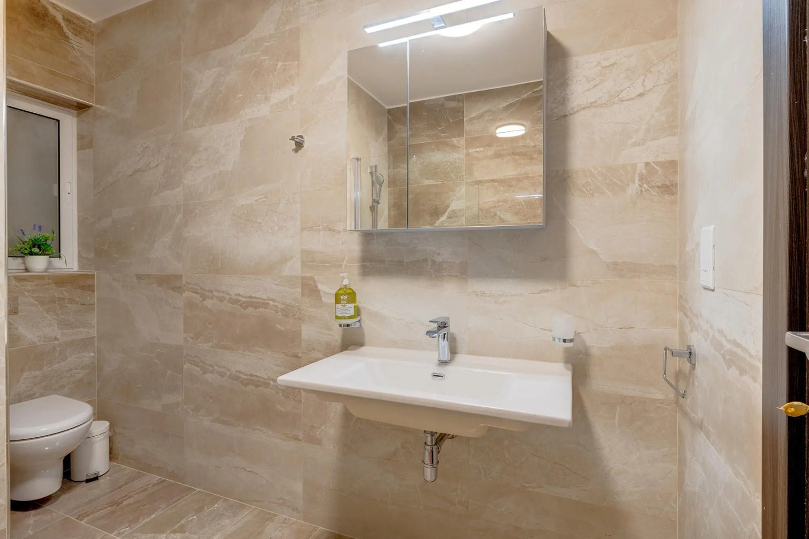 Chic 2BR Apartment, Ideal Location