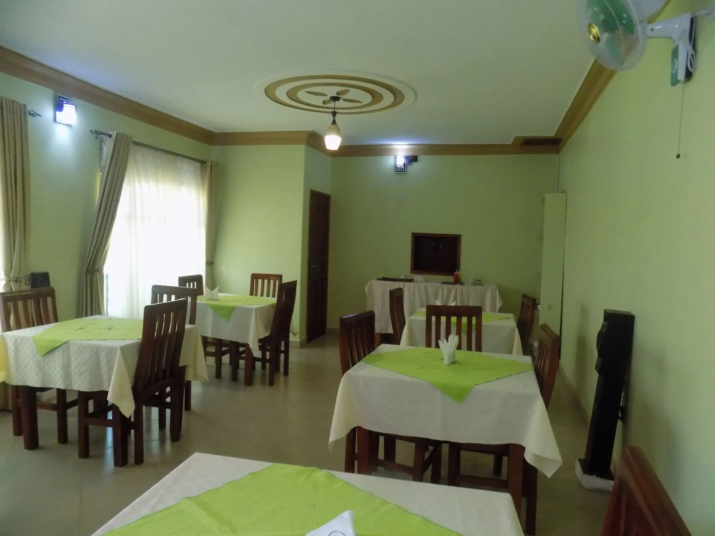 Deluxe Hotel - Ishaka