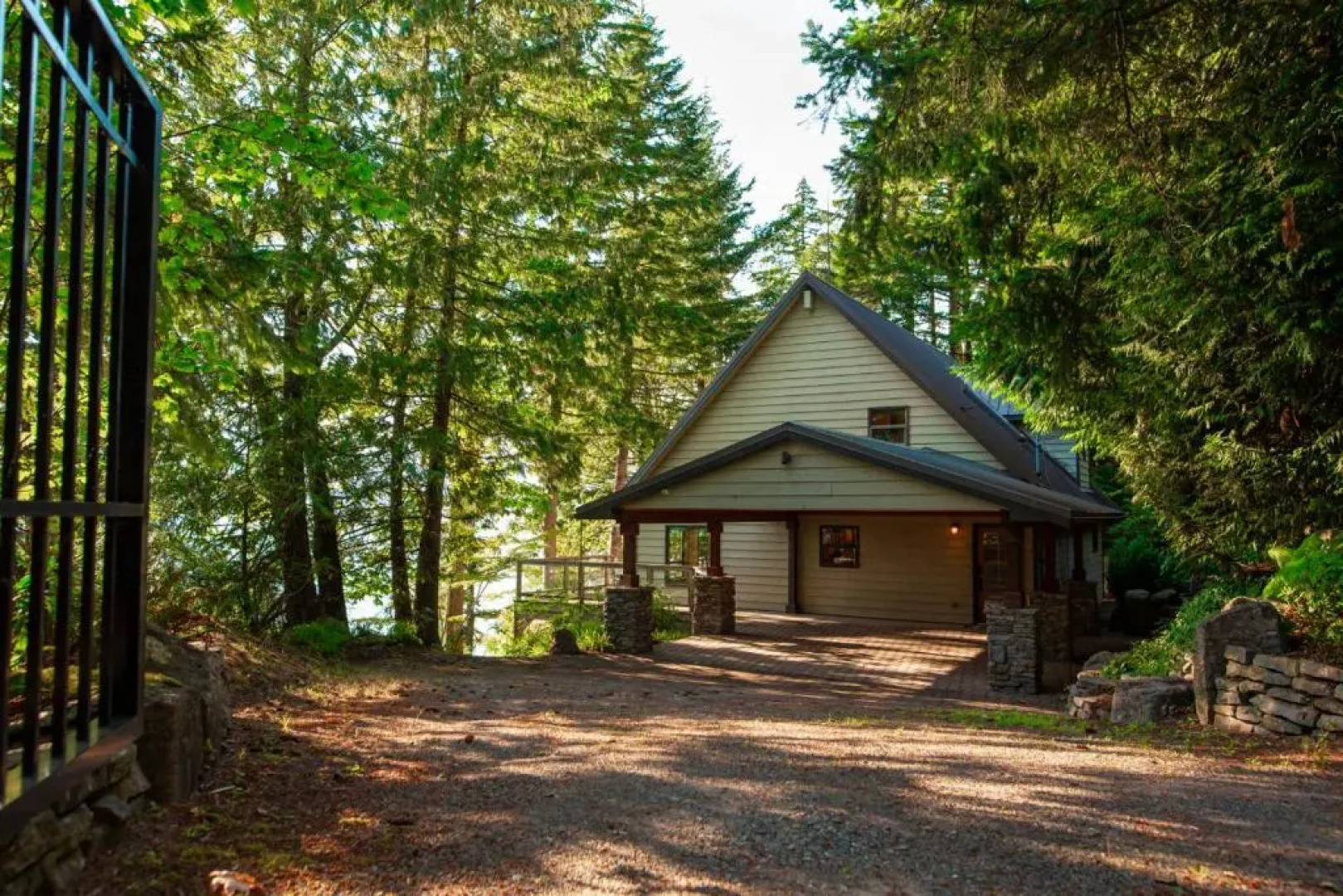 The Overlook, Luxury Lakeside Home with Dock