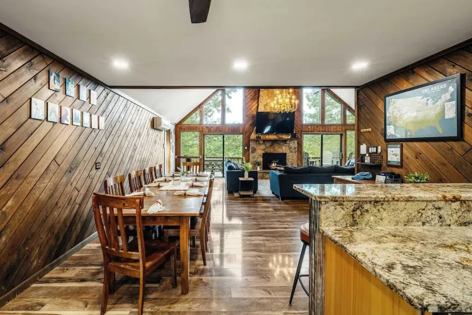 Sky View Chalet by Avantstay Stunning Interior, Spacious Deck, Hot Tub, & View