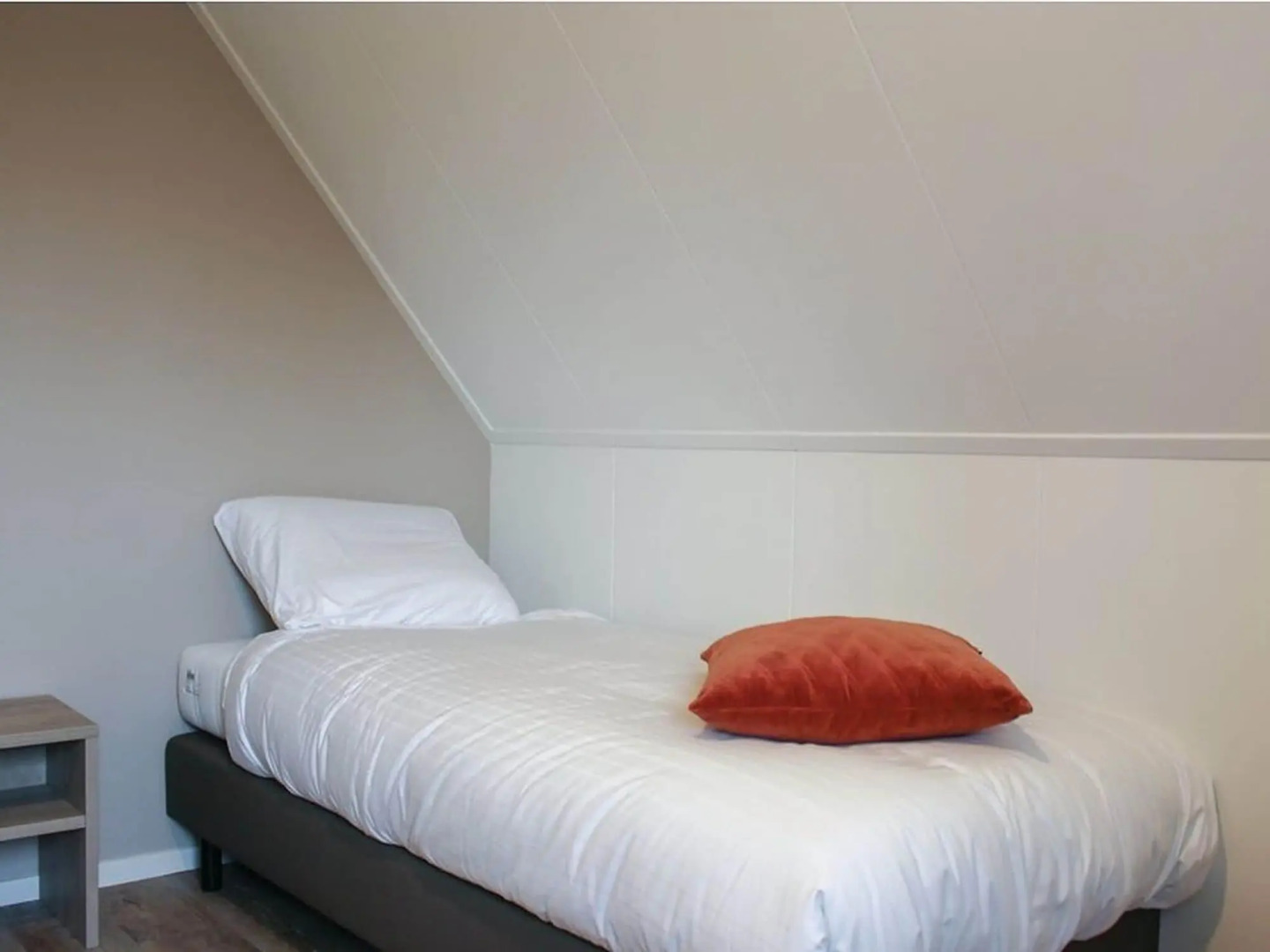 Wellness villa with sauna, at a holiday park on the water in Friesland