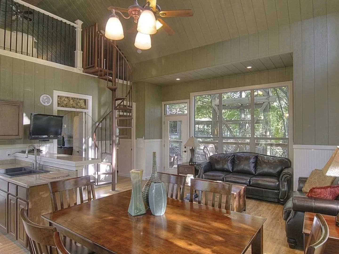 River Rd. Treehouses- Birdseye Perch 1 Bedroom 1 Bathroom Cabin