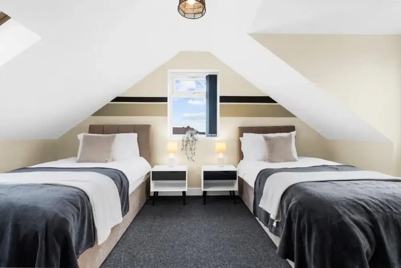 Elegant 5 Bedroom House/free Parking/yard