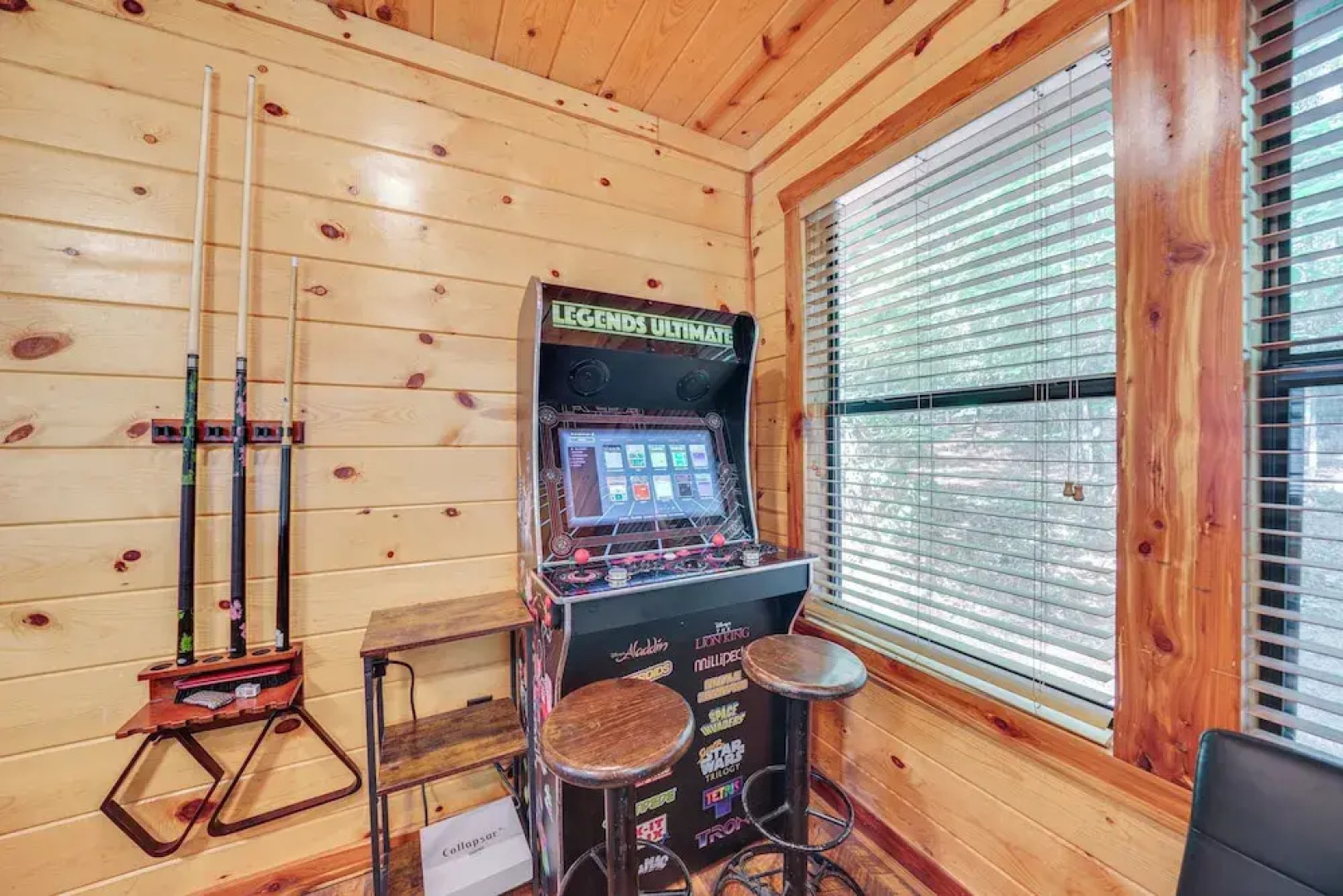 Cabin w/ Hot Tub & Wraparound Deck in Broken Bow!