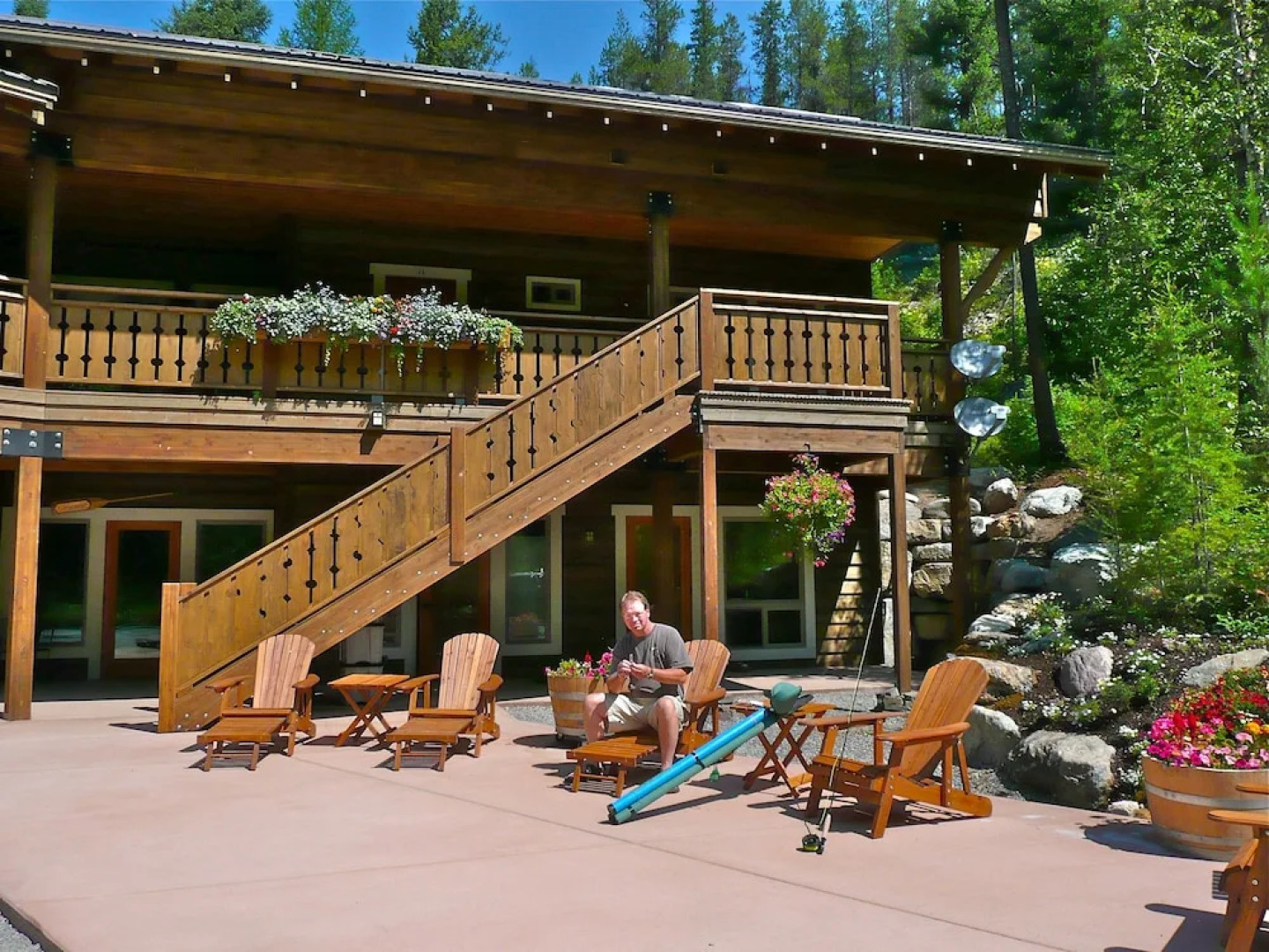 Glacier Guides Lodge