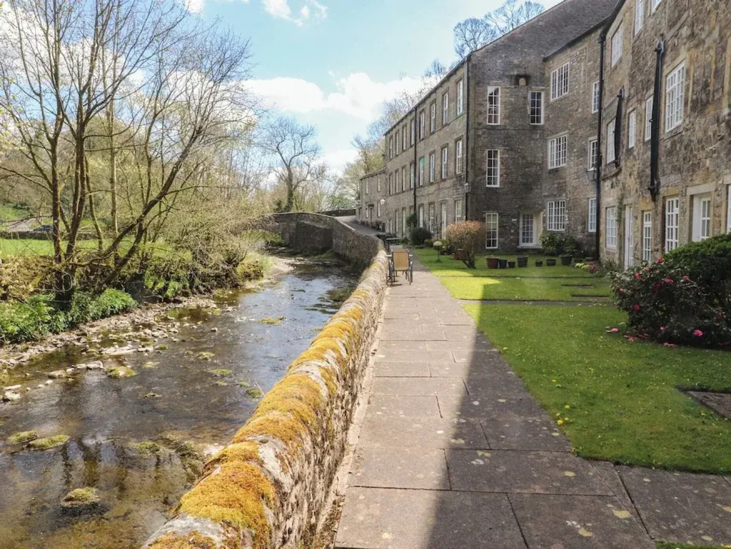 2 Riverside Walk