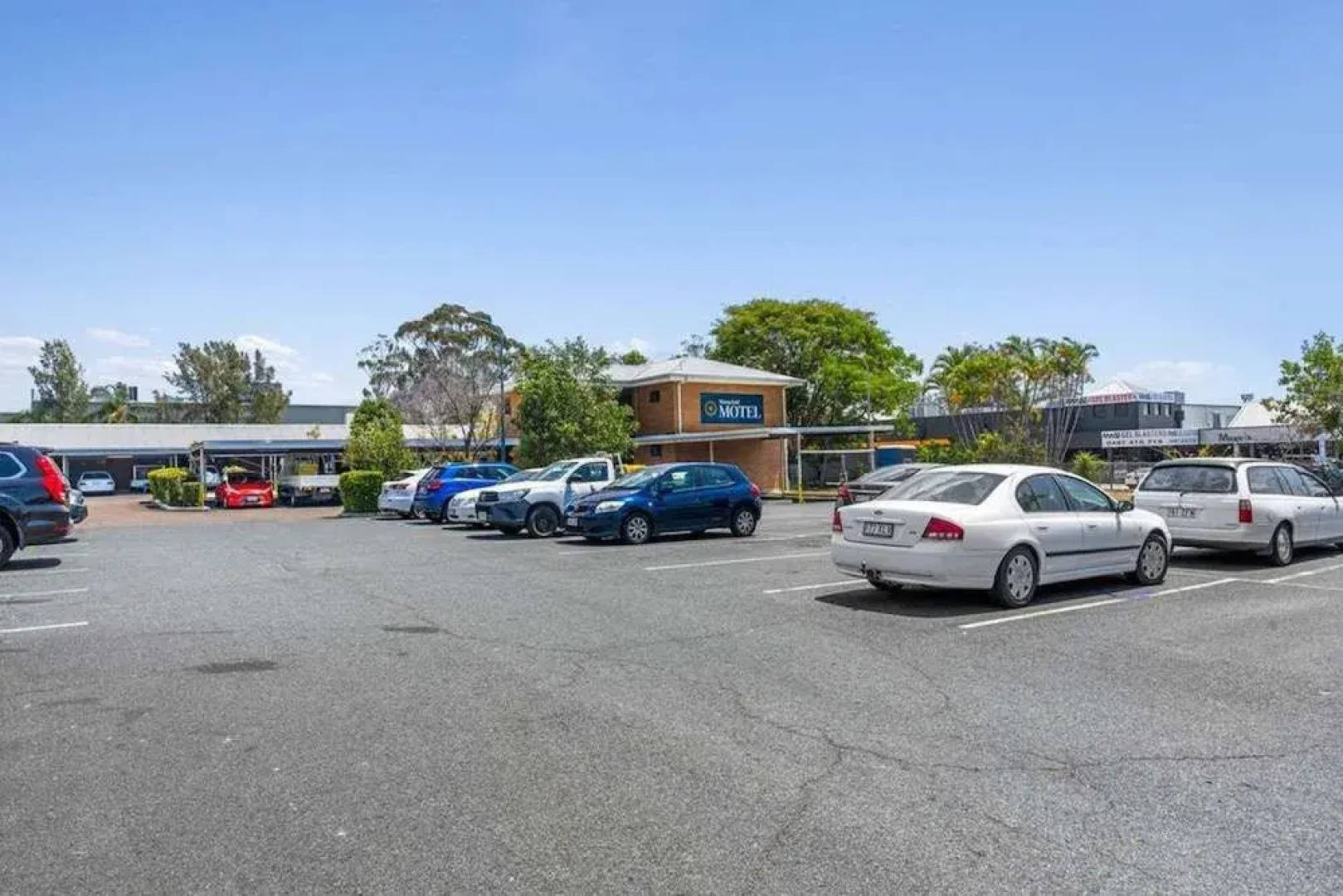 Morayfield Tavern & Motel