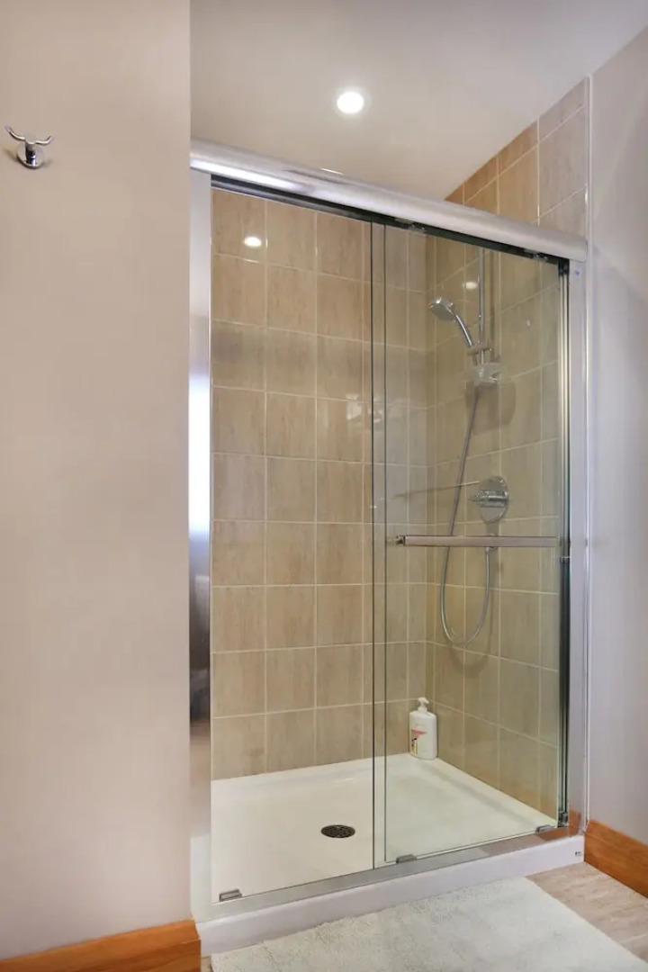 Lakefront Cottage with Stunning Lakeview