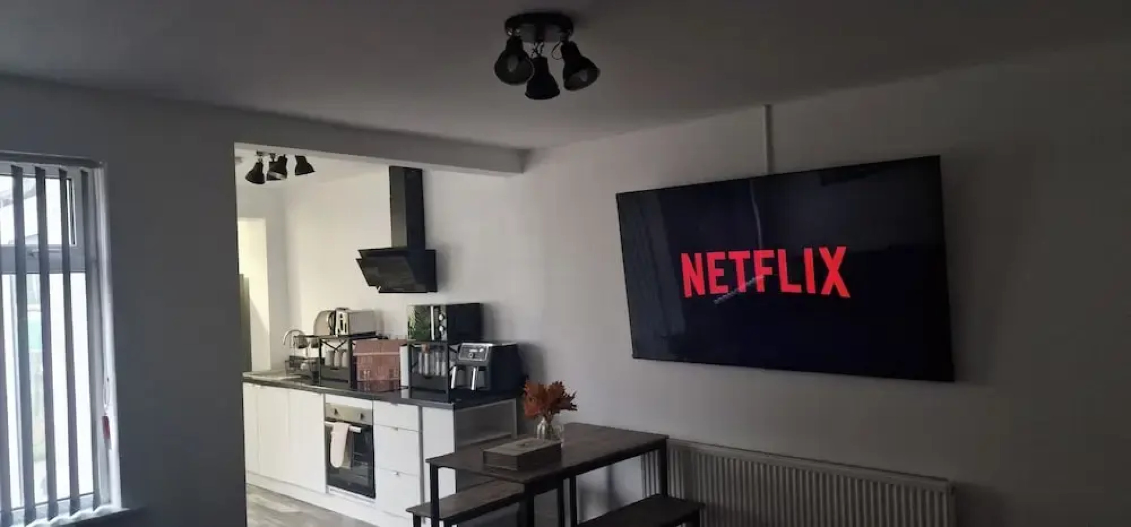 Ashfield House by Cyber Living - Modern Stay!