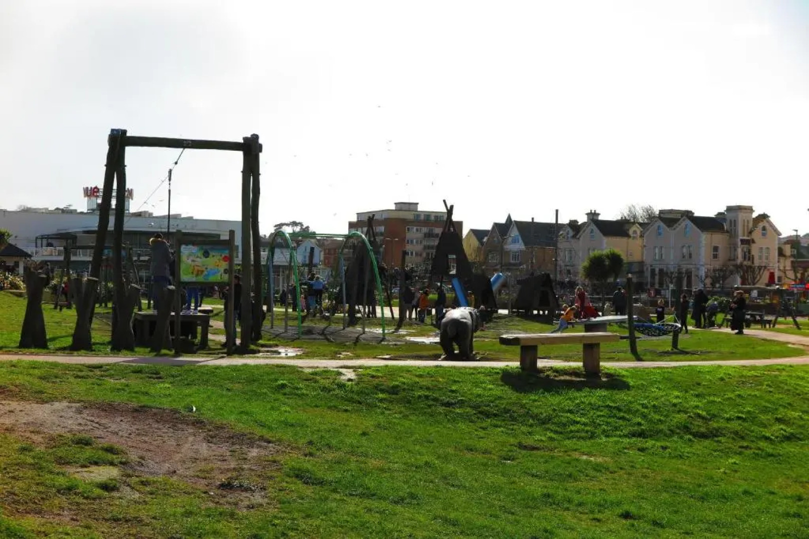 Esplanade Court Apartments With Seasonal Swimming Pool
