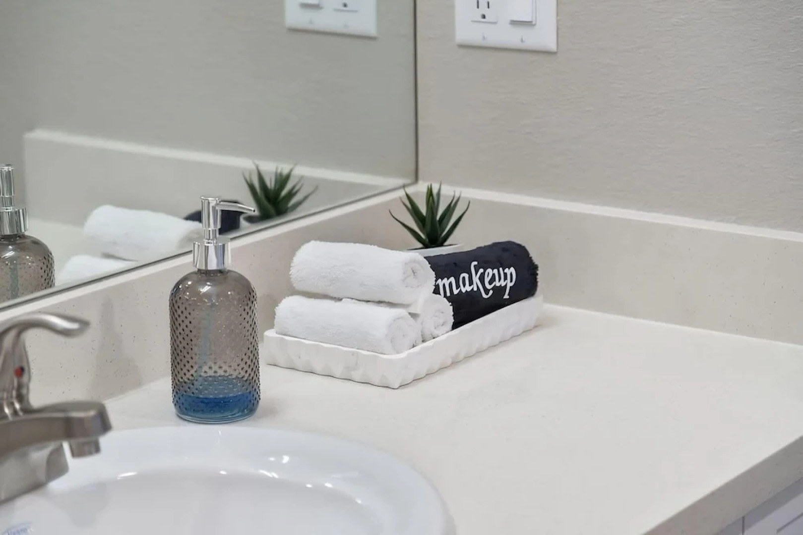 Chic Apt w Jacuzzi Pool BBQ Mountain Views