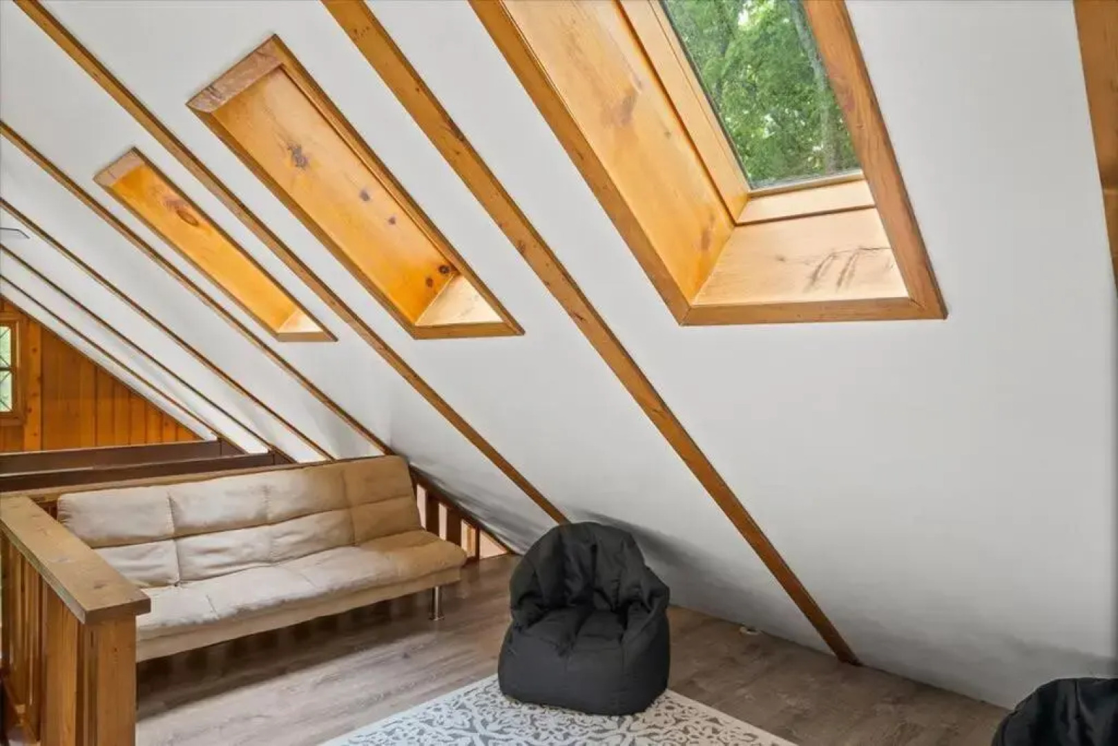 The Gingerbread House: 4 BR chalet, w/ Sunroom/Deck, sleeps 12, modern amenities