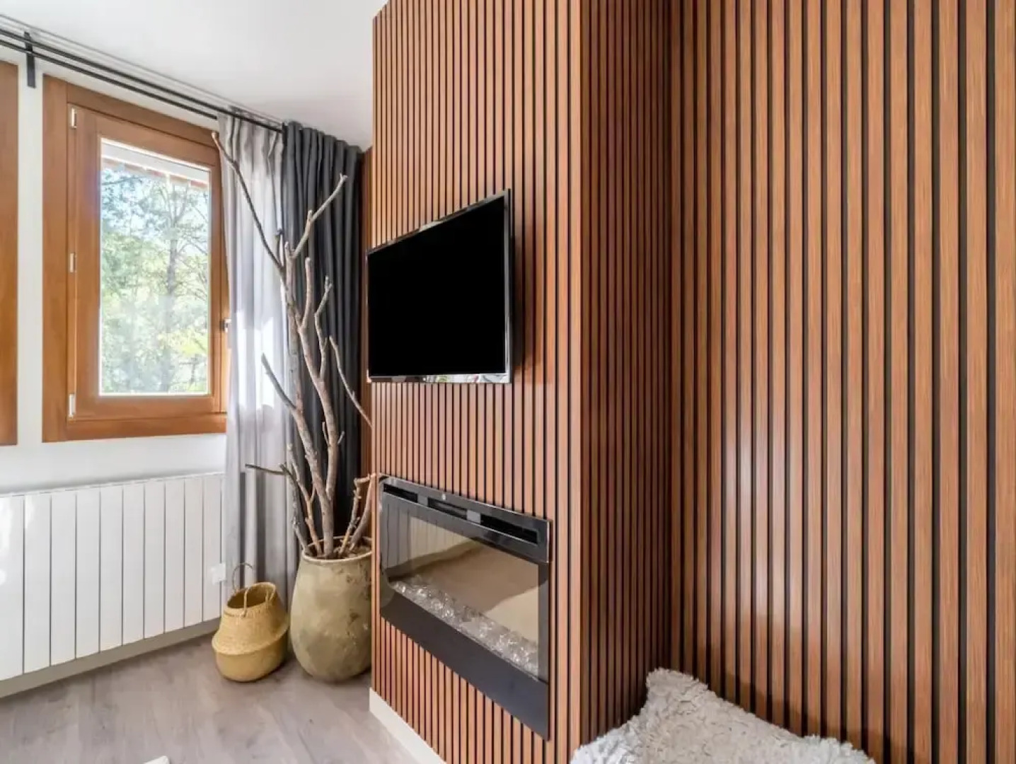 Stone Home in Benasque Near Scenic Lake