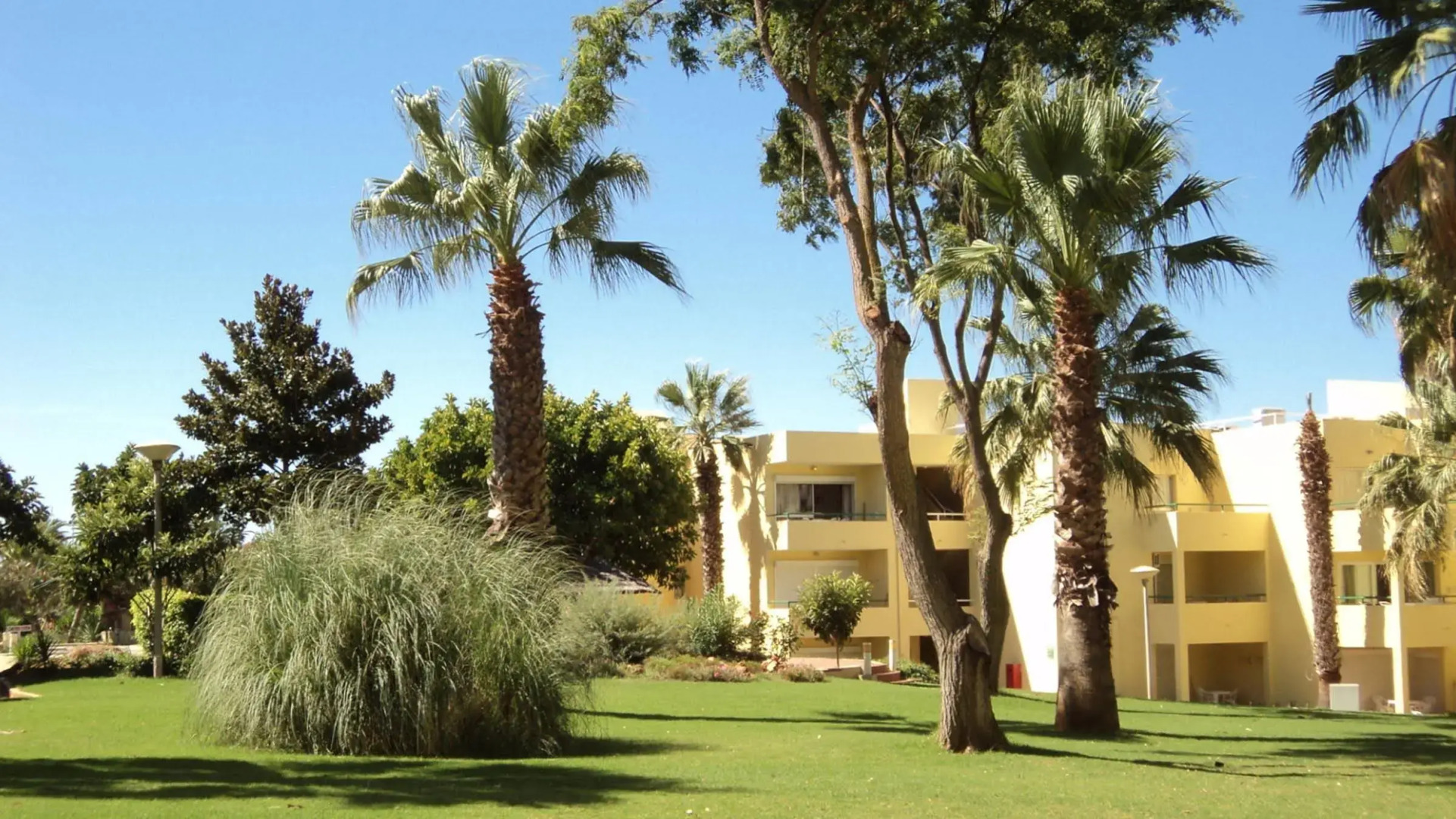 Parque Mourabel, Oasis Village, Pe do Lago