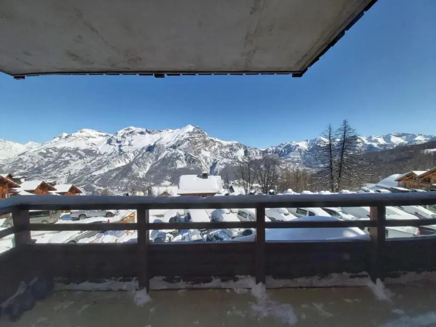 Skis Aux Pieds Station 1800 Dame Blanche