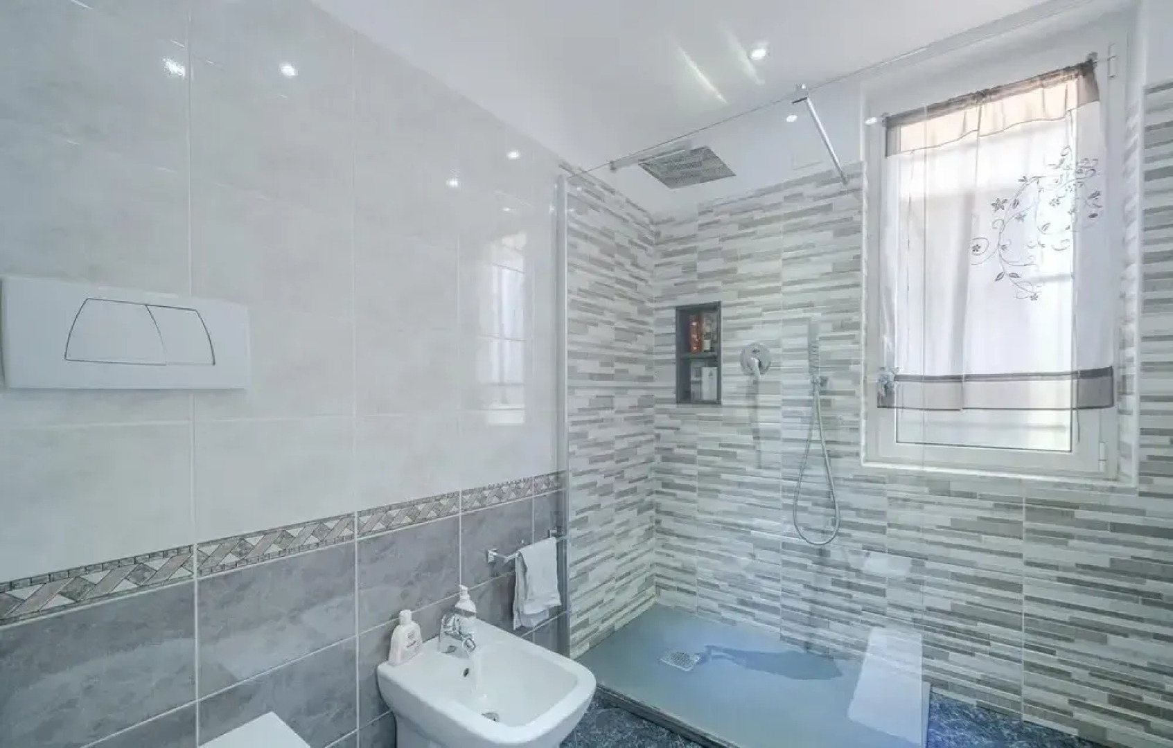 Amazing Home in Chiavari With Outdoor Swimming Pool, 5 Bedrooms and Wifi