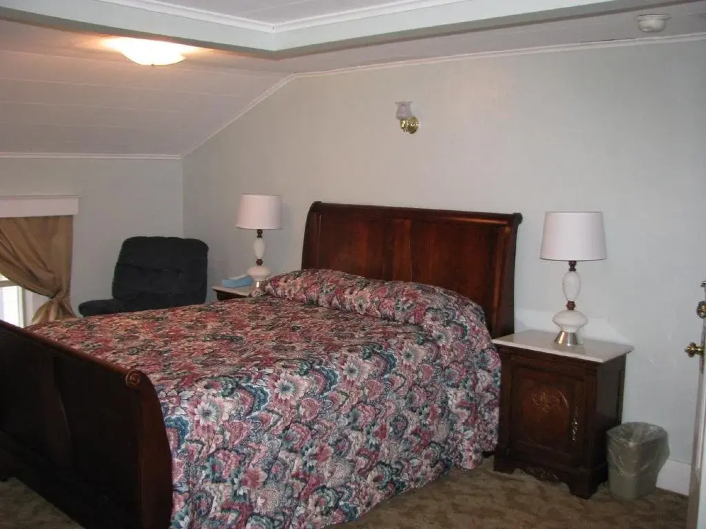 Colonial Inn & Creamery