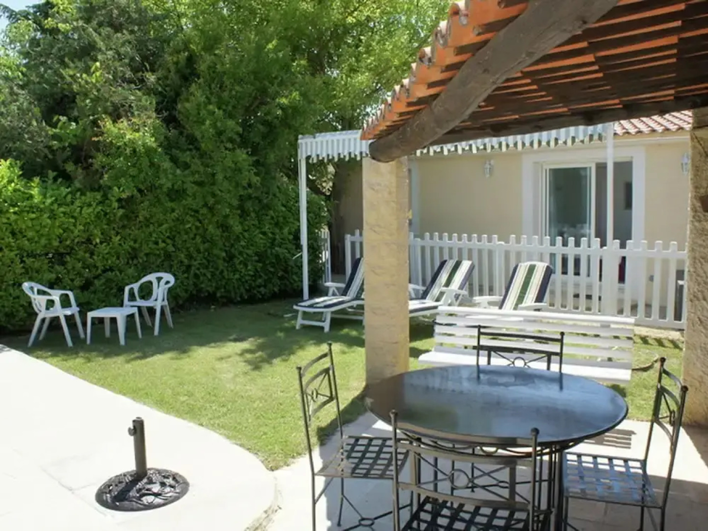 Charming Holiday Home in Robion With Swimming Pool