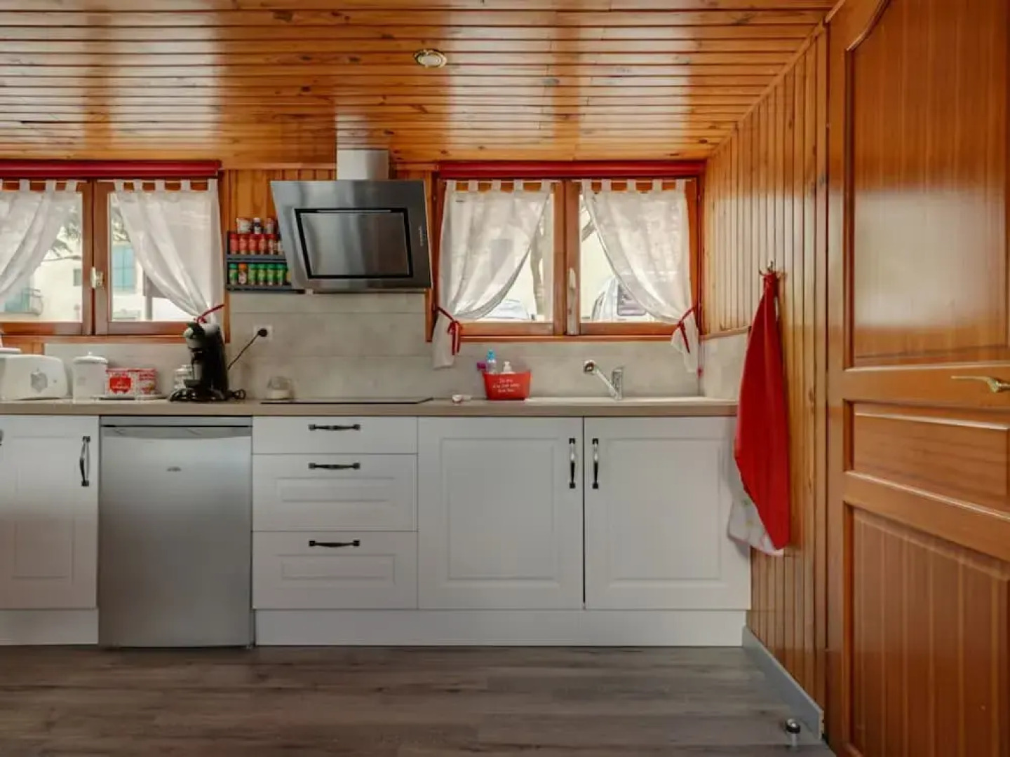 Comfortable House Boat in Homps with Roof Terrace