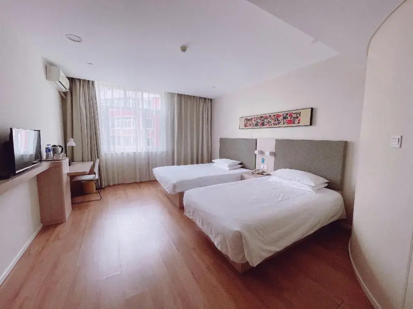 Homeinn Plus Hotel (Dunhua Railway Station)