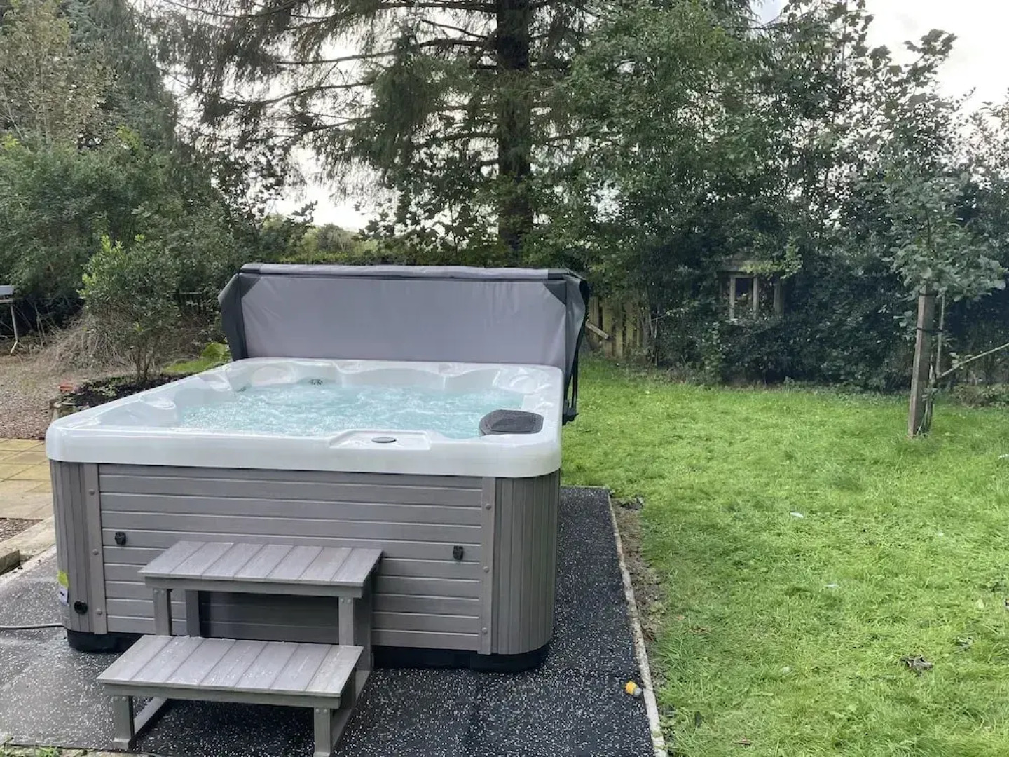 Country Cottage Sleeps 6 w/ Hot Tub & Dog-friendly