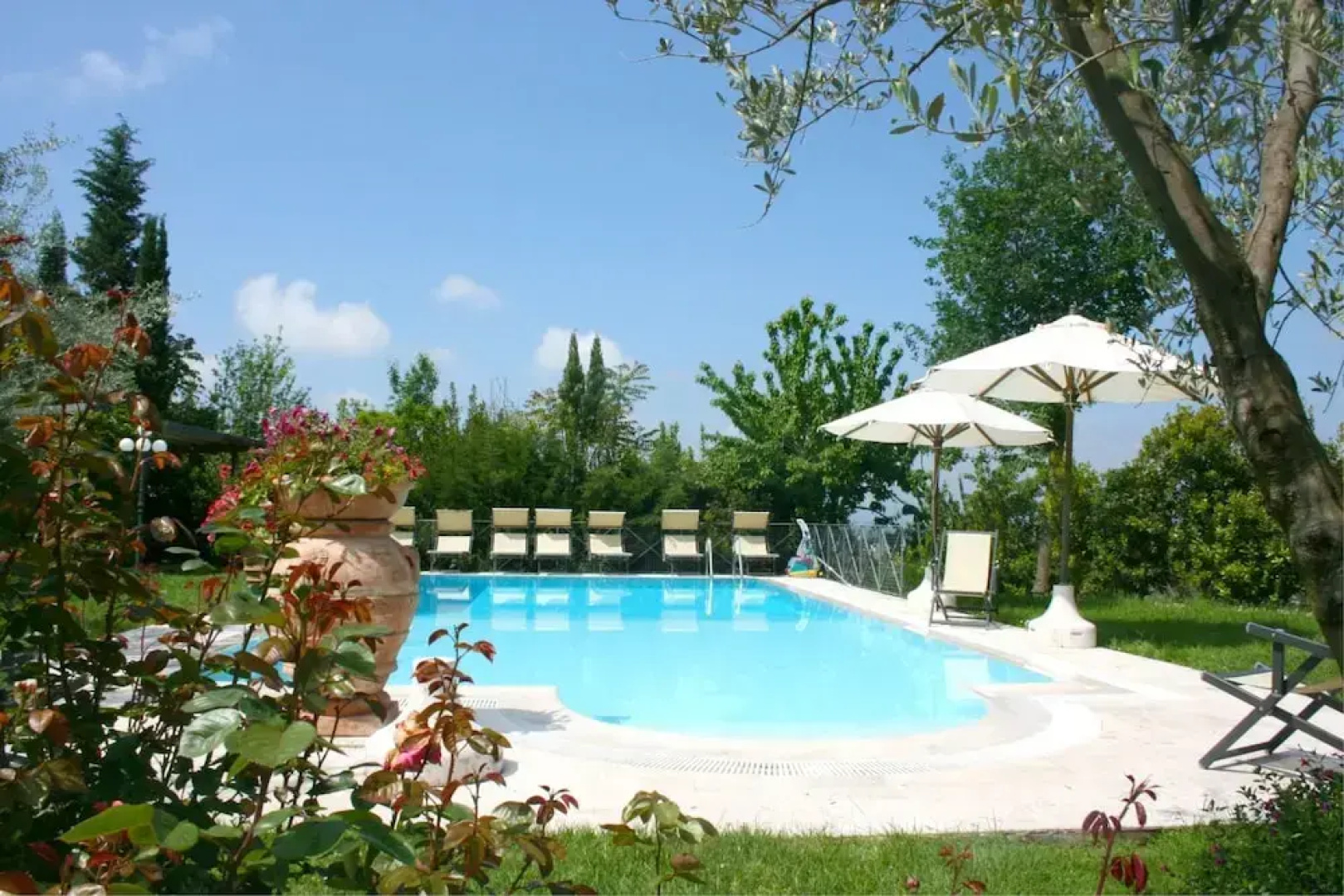 Private Villa with AC, private pool, WIFI, TV, terrace, pets allowed, parking, close to Arezzo